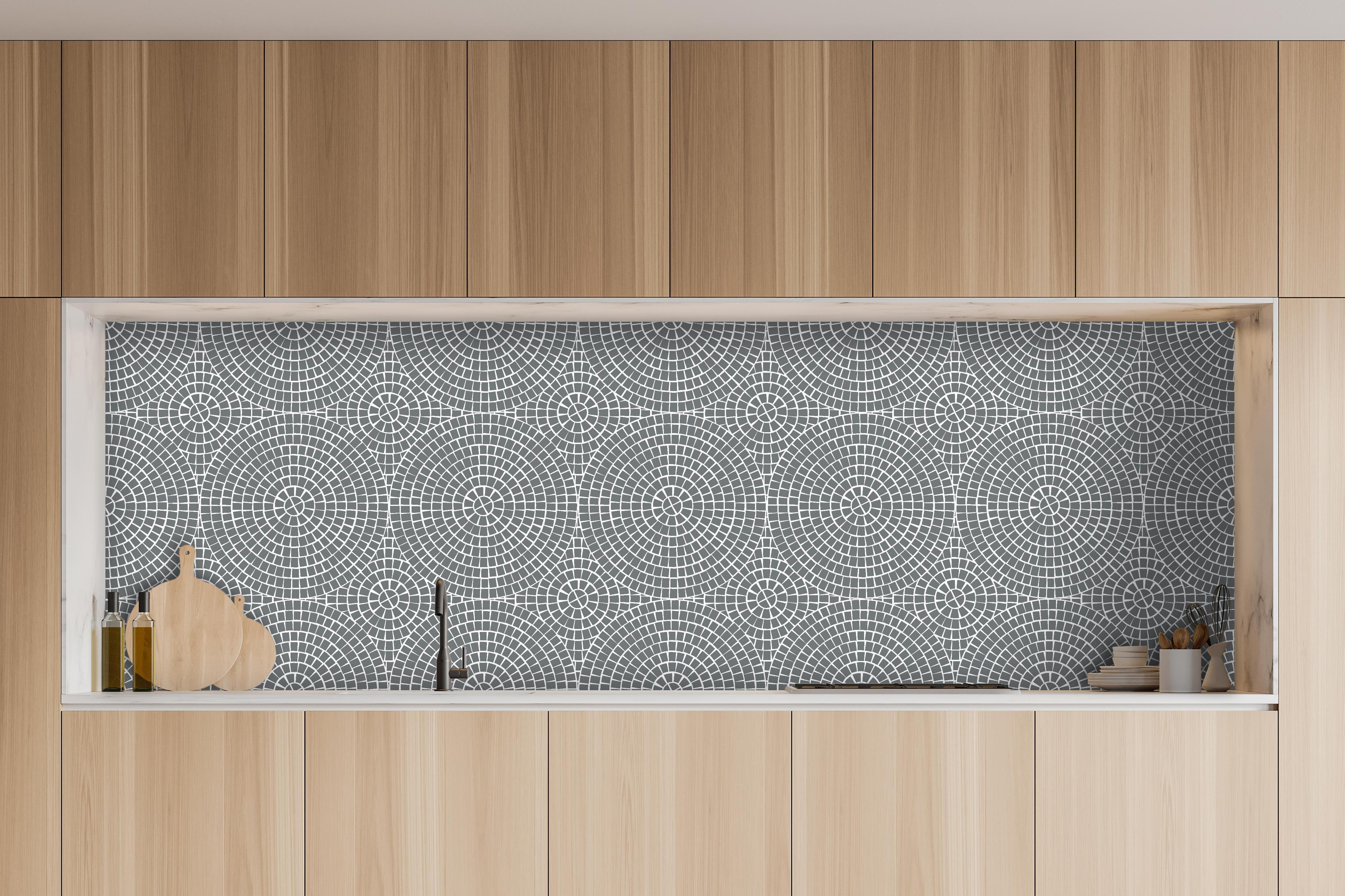 Küche - Pietre Mosaico Piombo hinter weißen Hochglanz-Küchenregalen und schwarzem Wasserhahn