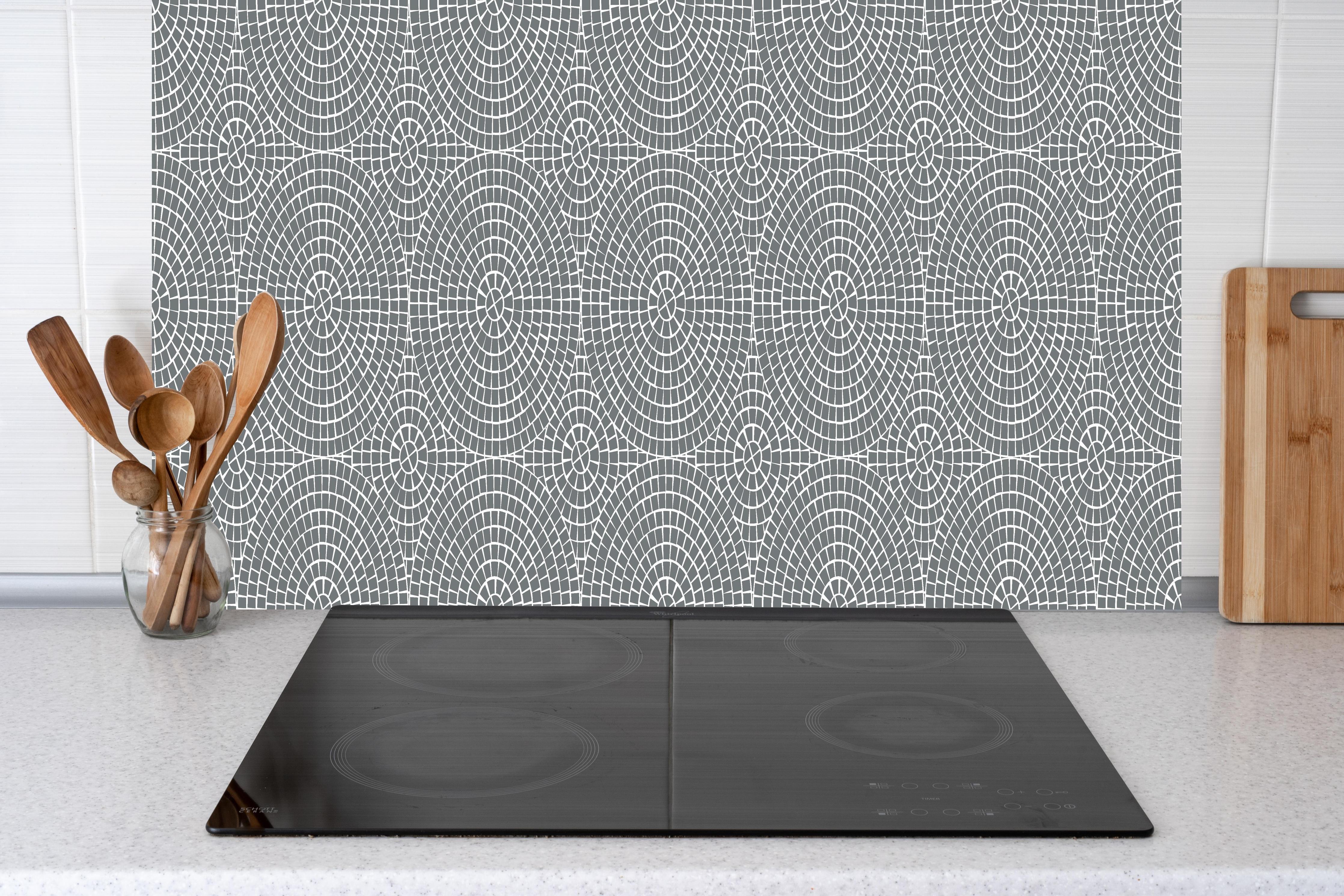 Küche - Pietre Mosaico Piombo hinter weißen Hochglanz-Küchenregalen und schwarzem Wasserhahn
