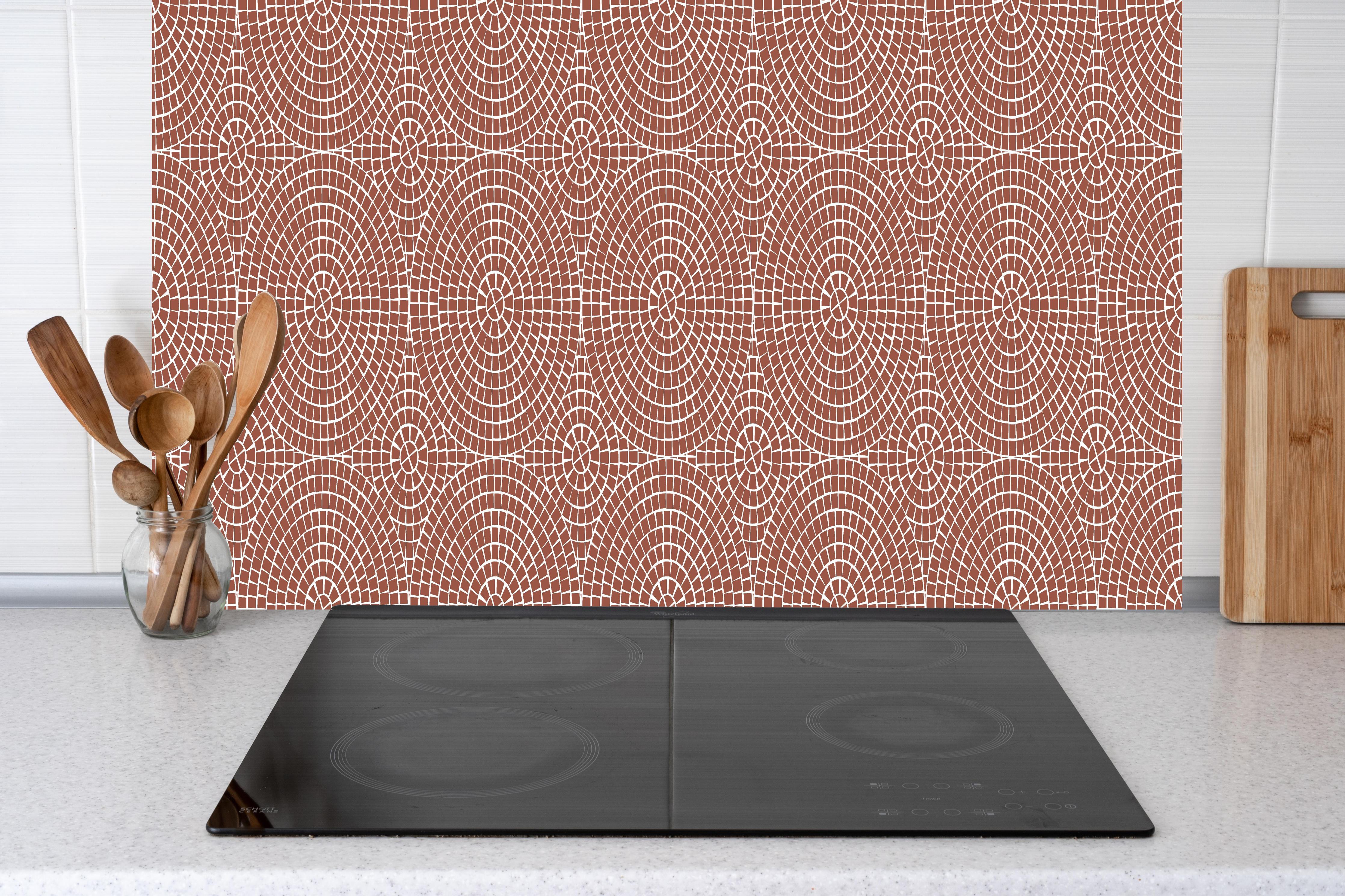 Küche - Pietre Mosaico Ruggine hinter weißen Hochglanz-Küchenregalen und schwarzem Wasserhahn