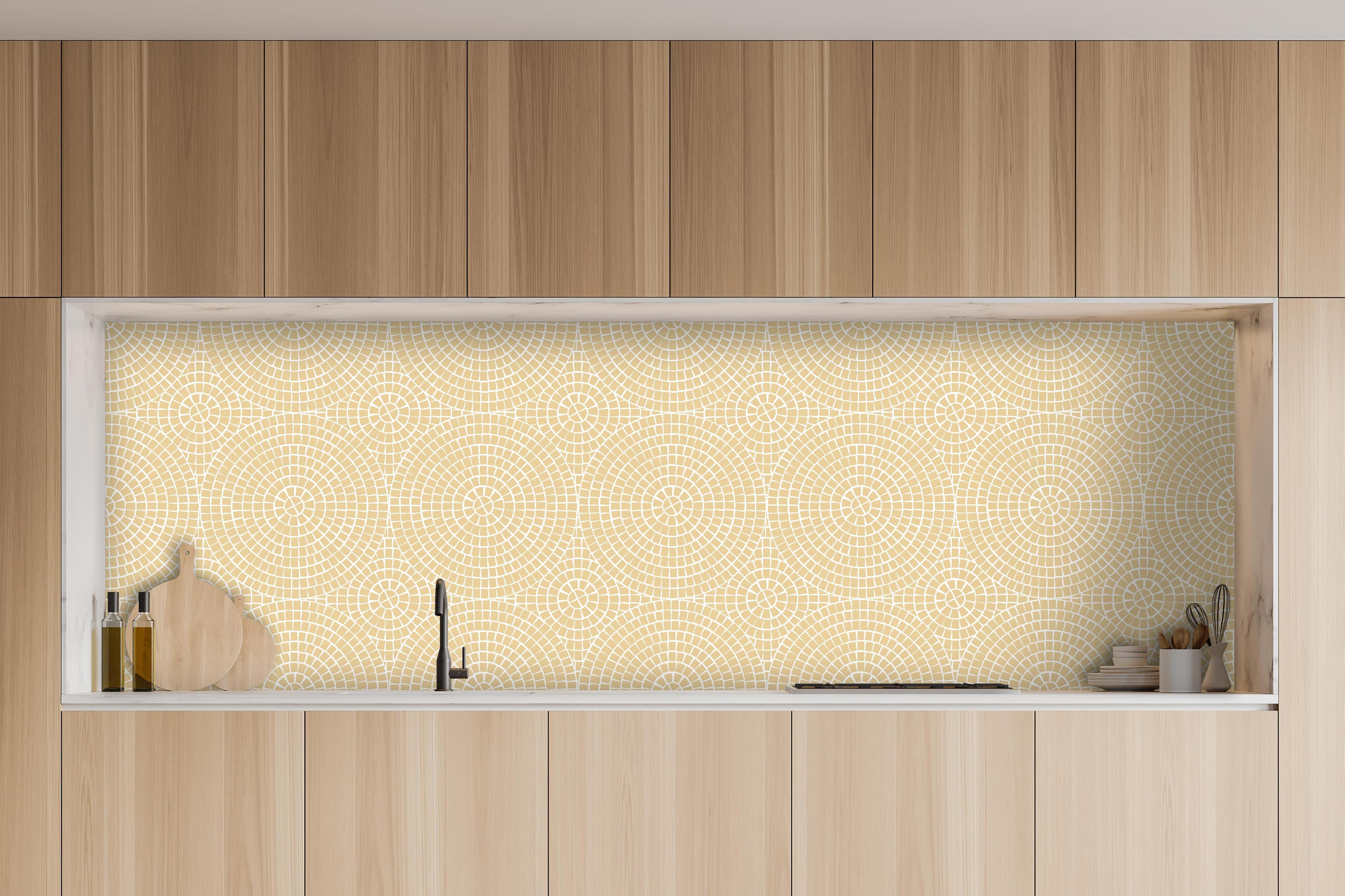 Küche - Pietre Mosaico Sabbia hinter weißen Hochglanz-Küchenregalen und schwarzem Wasserhahn