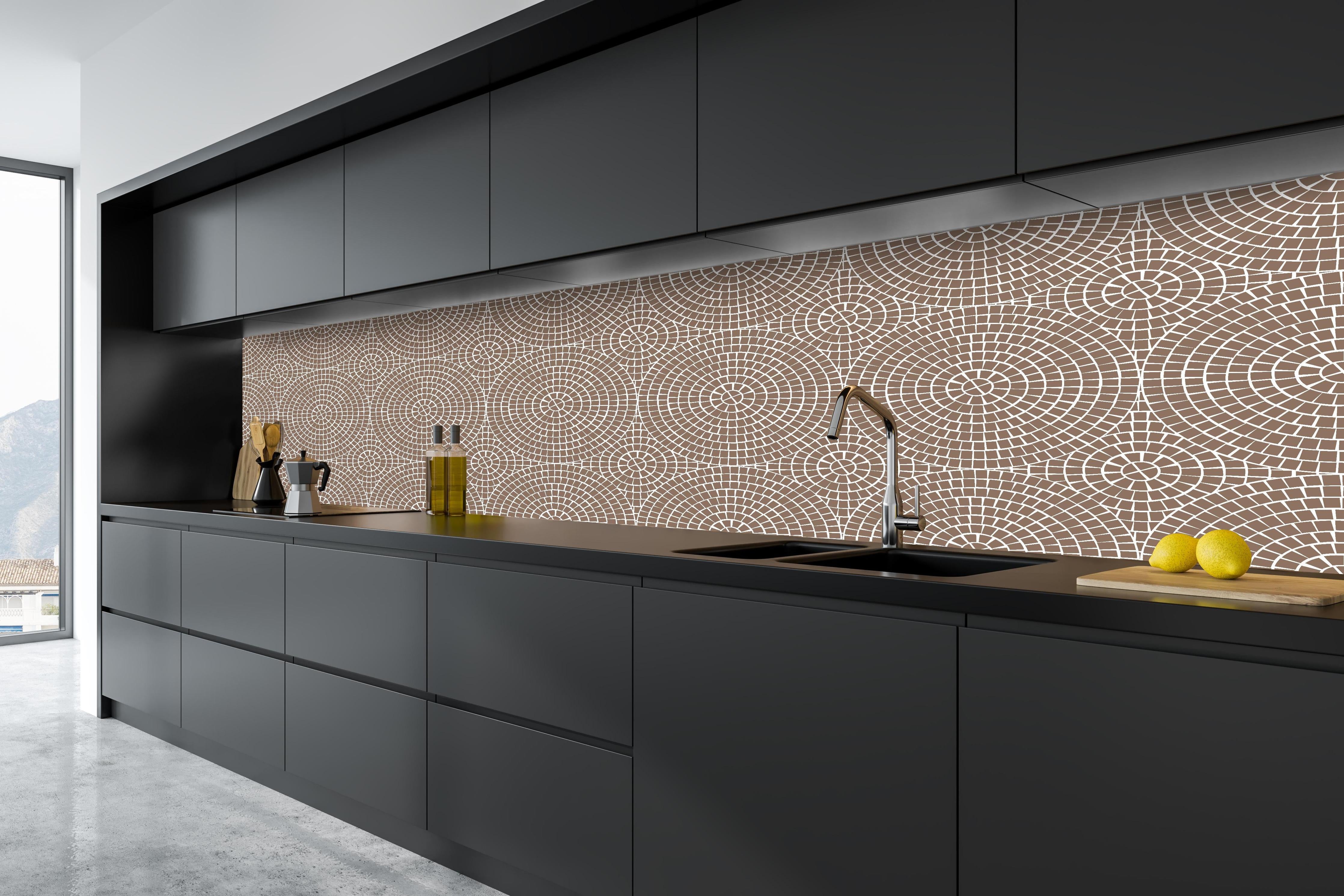 Küche - Pietre Mosaico Sigaro hinter weißen Hochglanz-Küchenregalen und schwarzem Wasserhahn