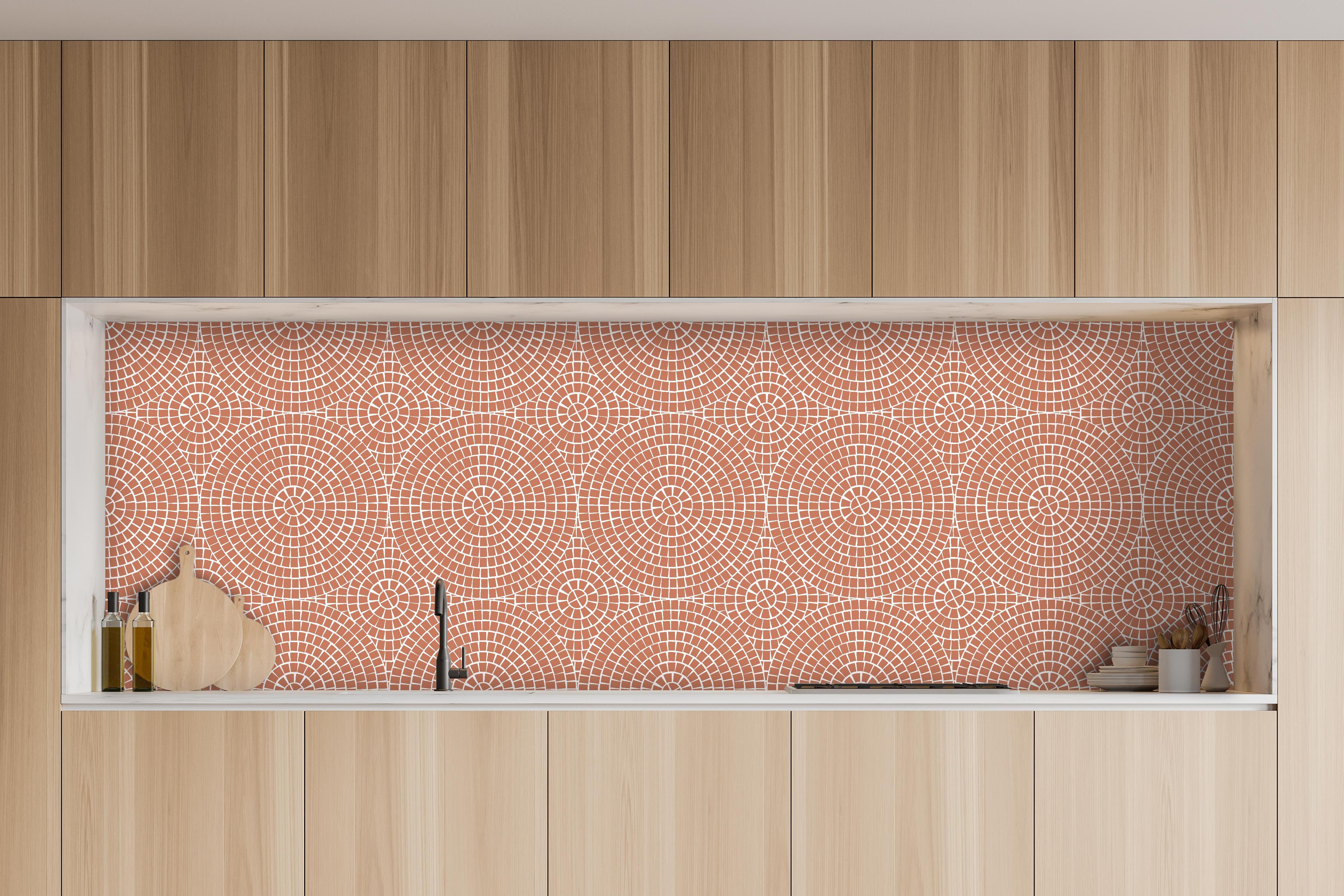 Küche - Pietre Mosaico Terracotta hinter weißen Hochglanz-Küchenregalen und schwarzem Wasserhahn