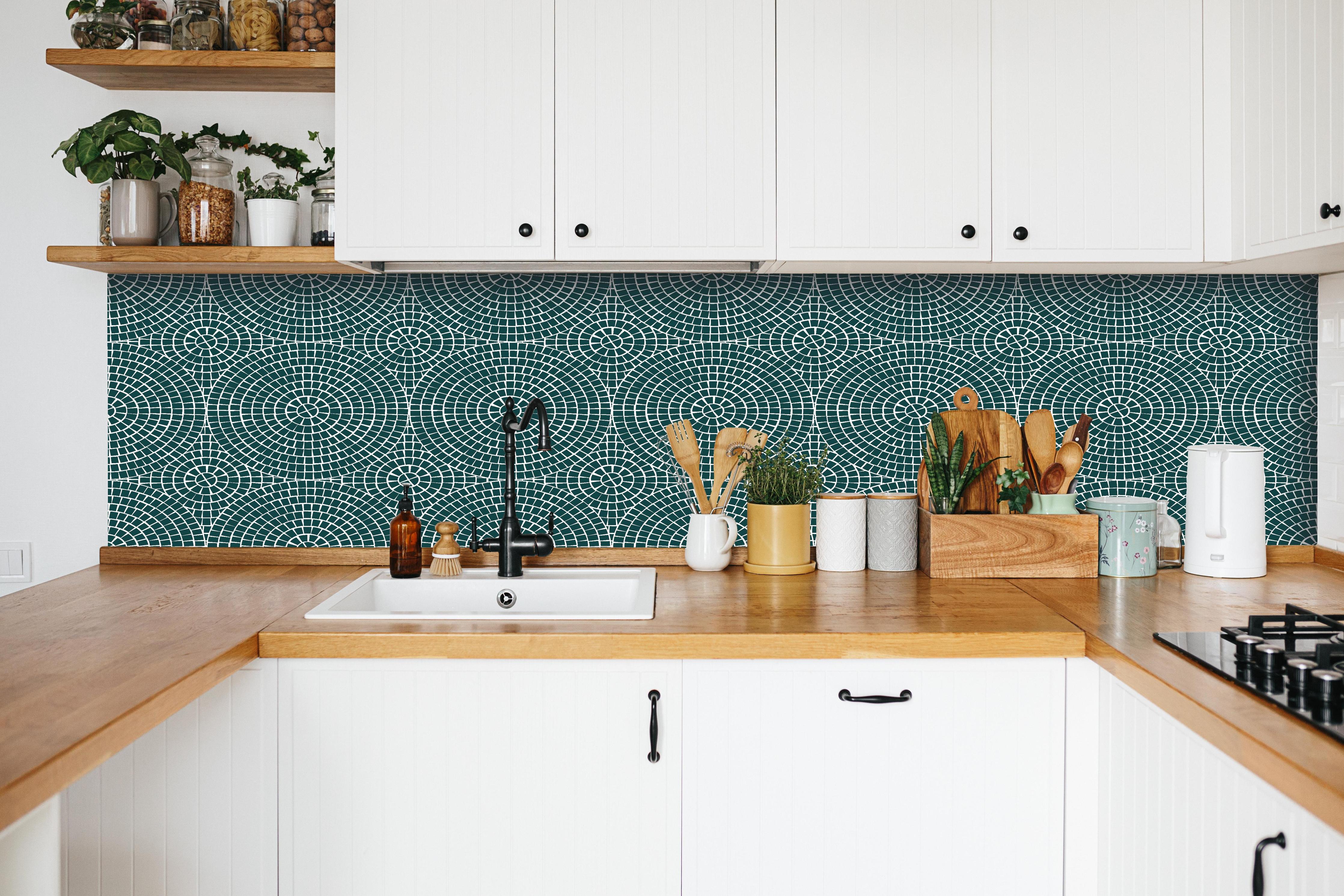 Küche - Pietre Mosaico Verde petrolio hinter weißen Hochglanz-Küchenregalen und schwarzem Wasserhahn