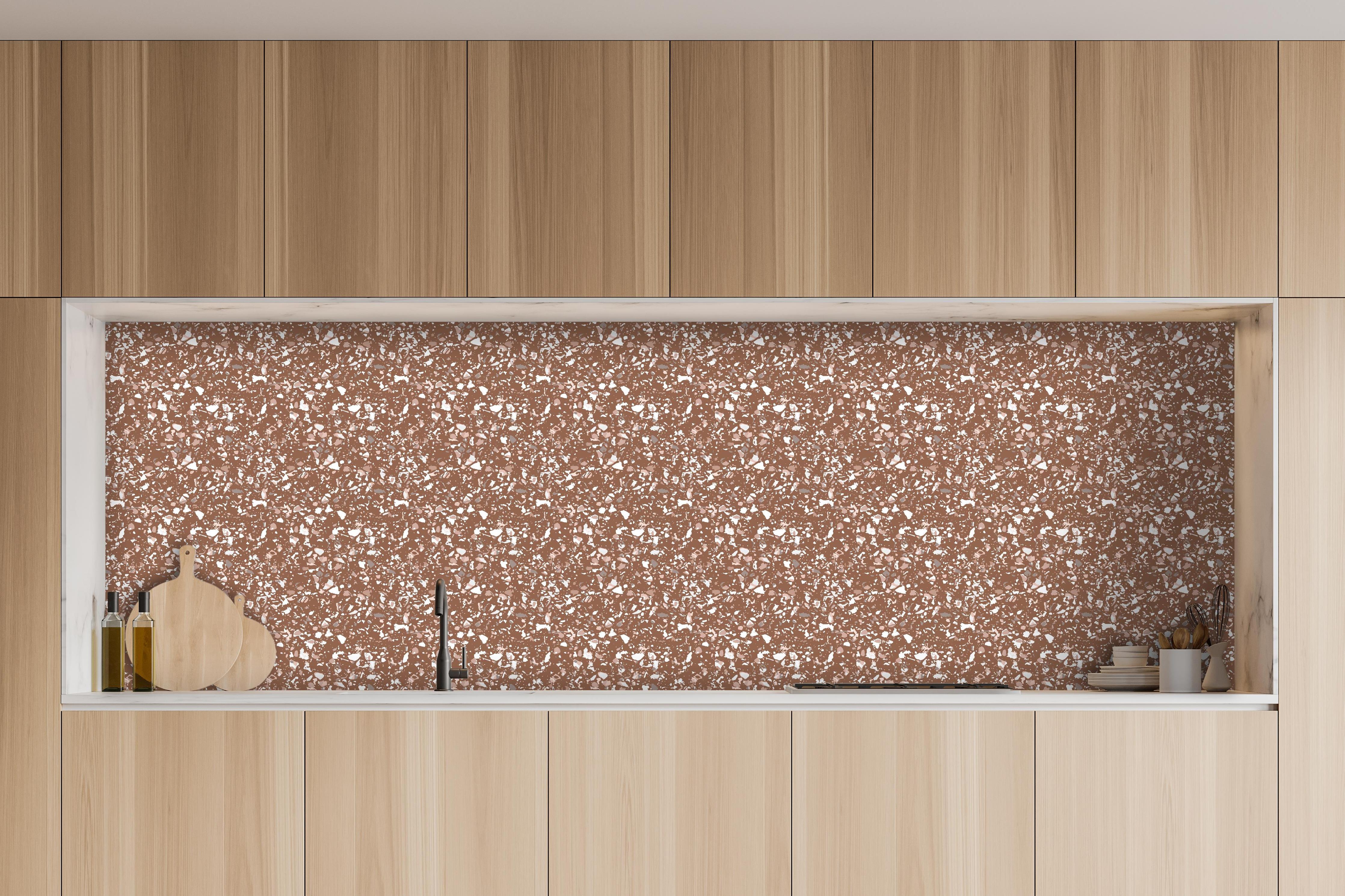 Küche - Pietre Terrazzo Cannella hinter weißen Hochglanz-Küchenregalen und schwarzem Wasserhahn