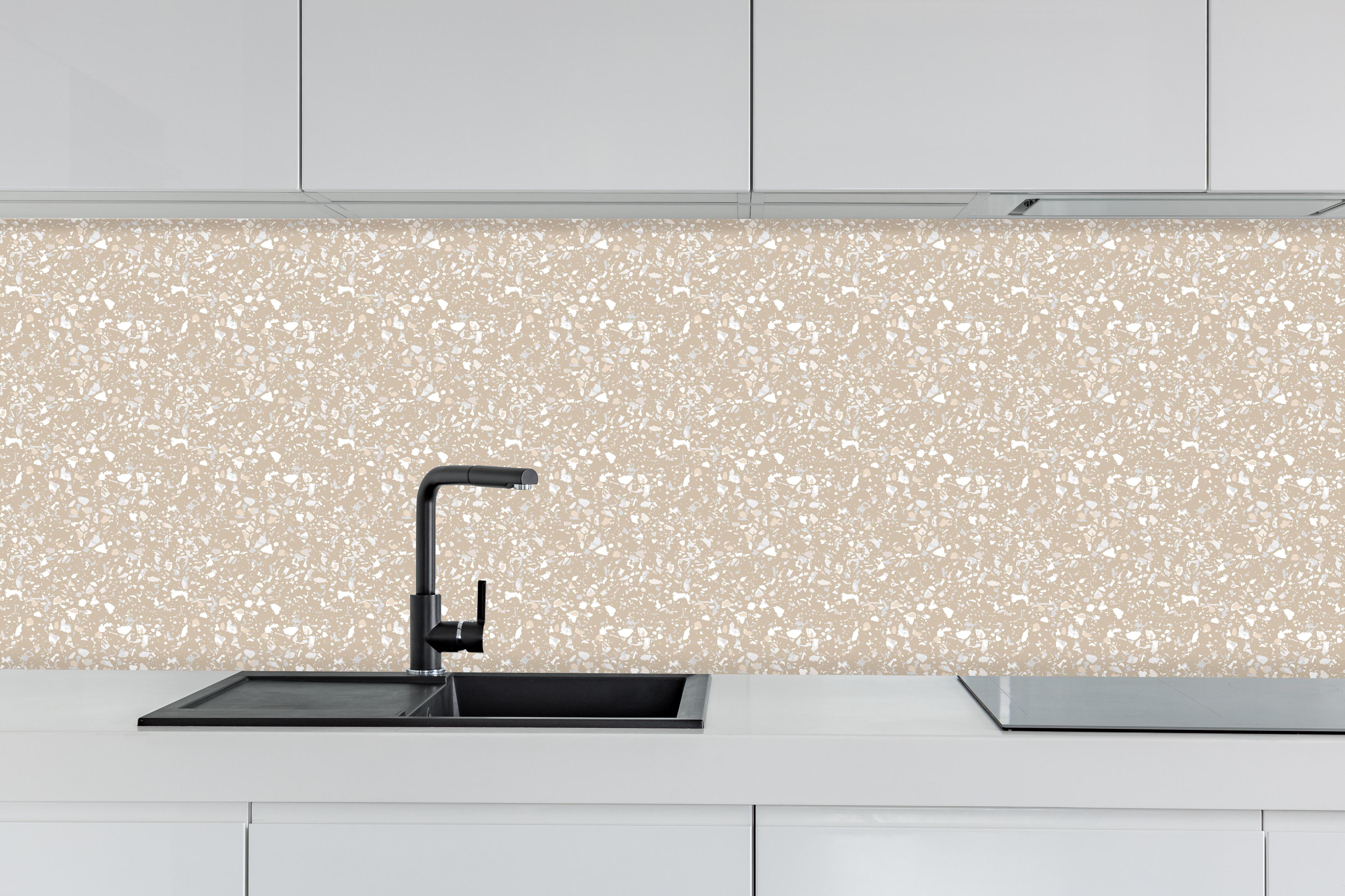 Küche - Pietre Terrazzo Cappuccino hinter weißen Hochglanz-Küchenregalen und schwarzem Wasserhahn