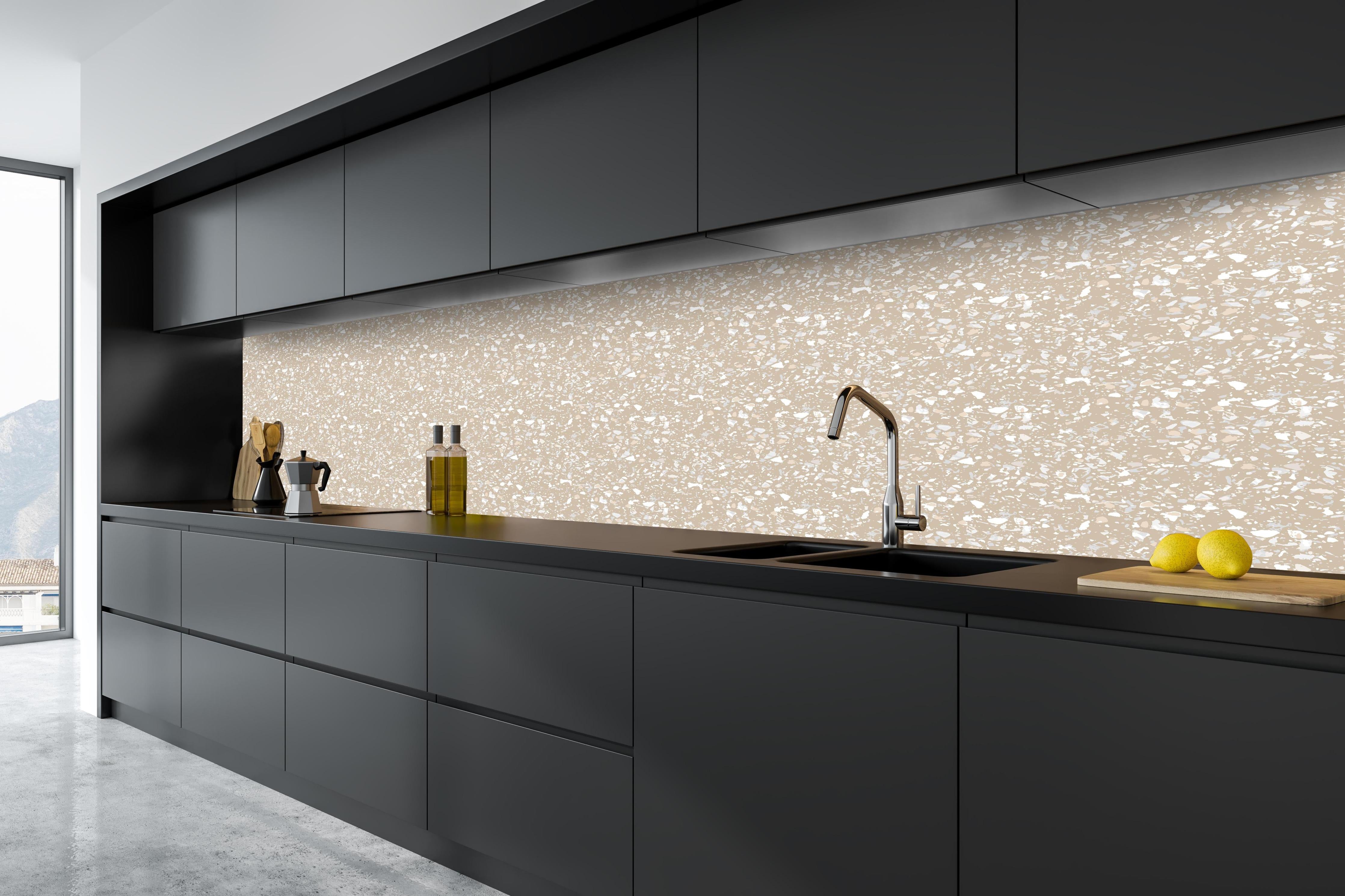 Küche - Pietre Terrazzo Cappuccino hinter weißen Hochglanz-Küchenregalen und schwarzem Wasserhahn