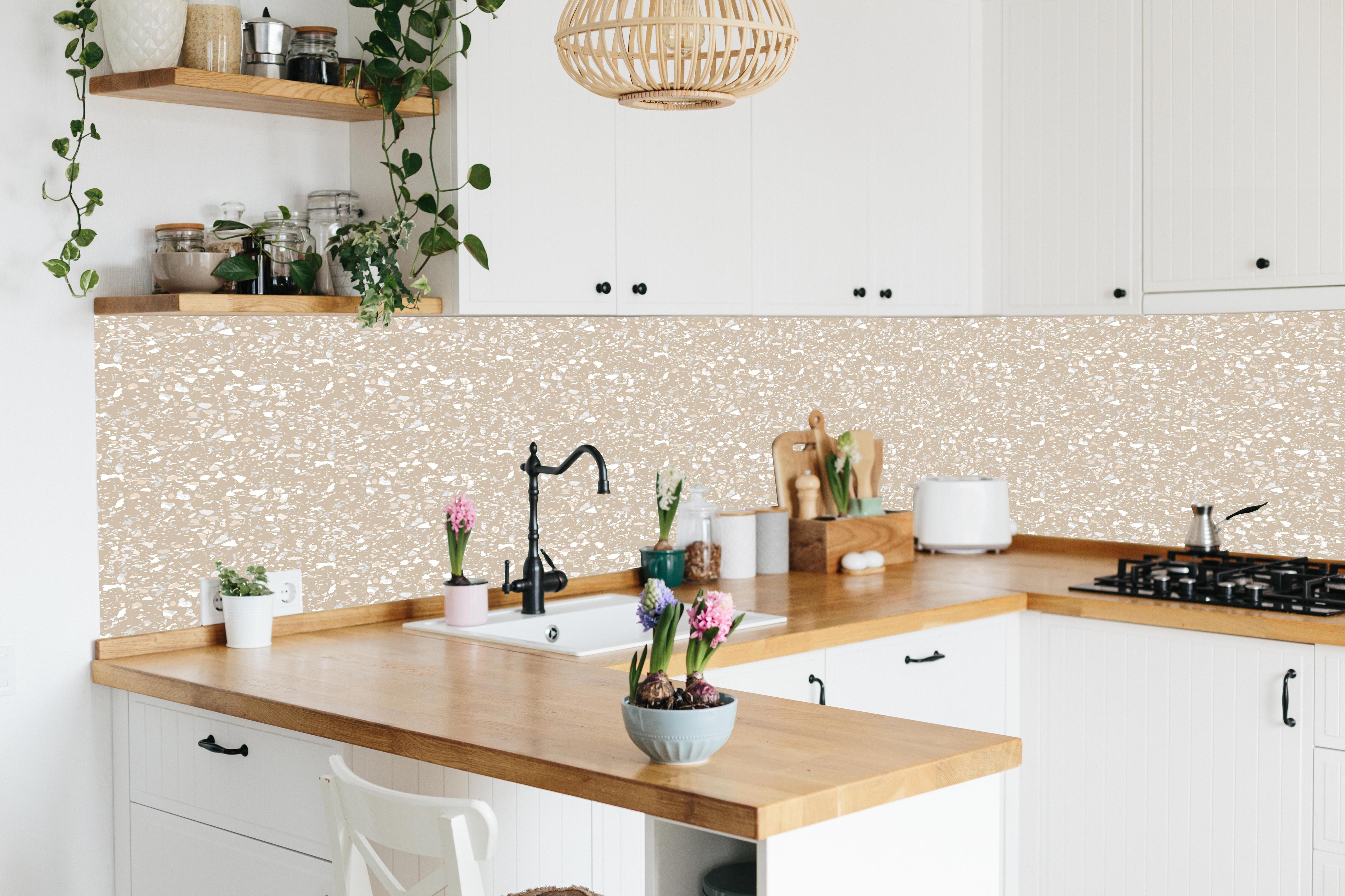 Küche - Pietre Terrazzo Cappuccino hinter weißen Hochglanz-Küchenregalen und schwarzem Wasserhahn