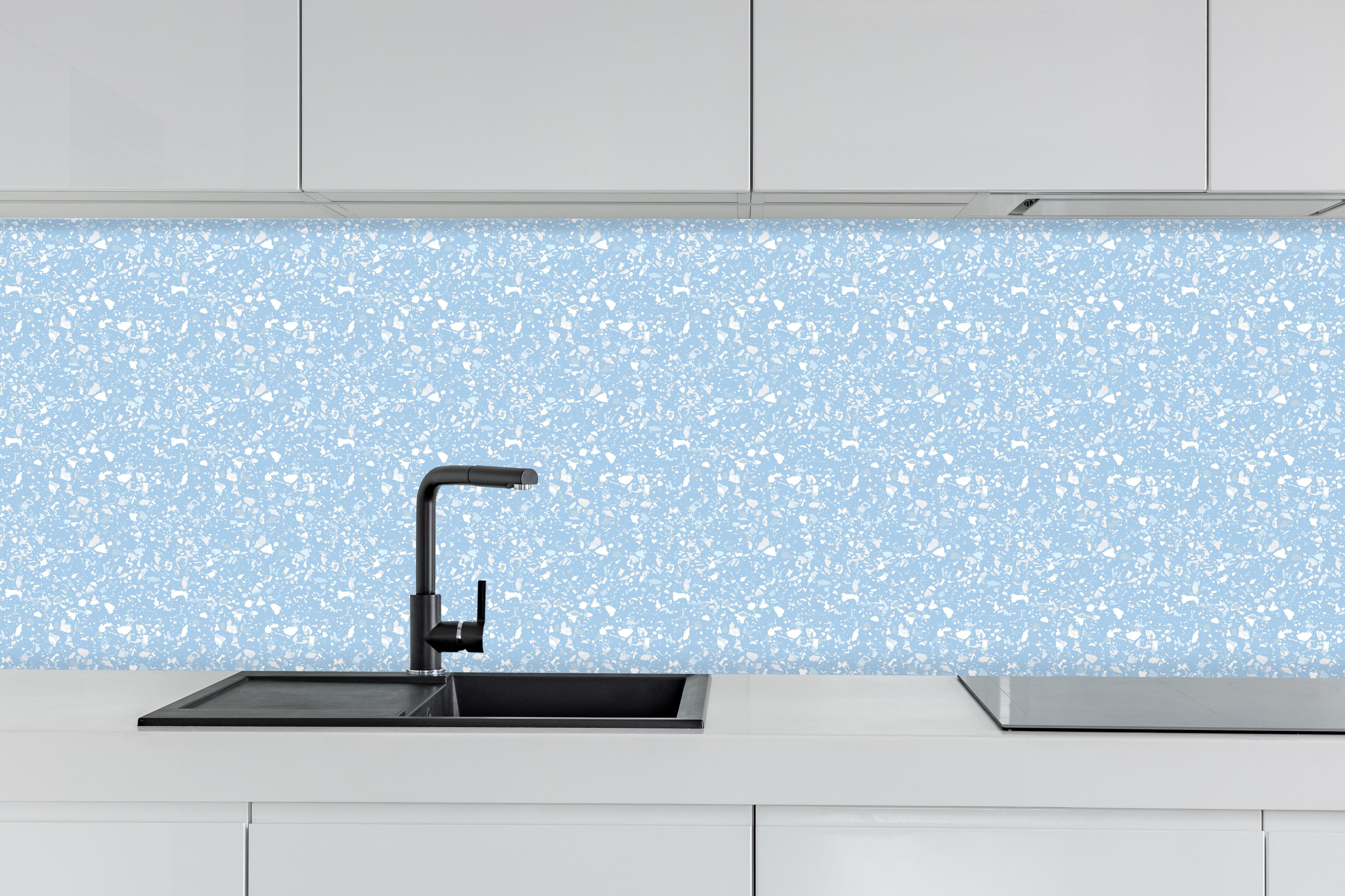 Küche - Pietre Terrazzo Cielo hinter weißen Hochglanz-Küchenregalen und schwarzem Wasserhahn