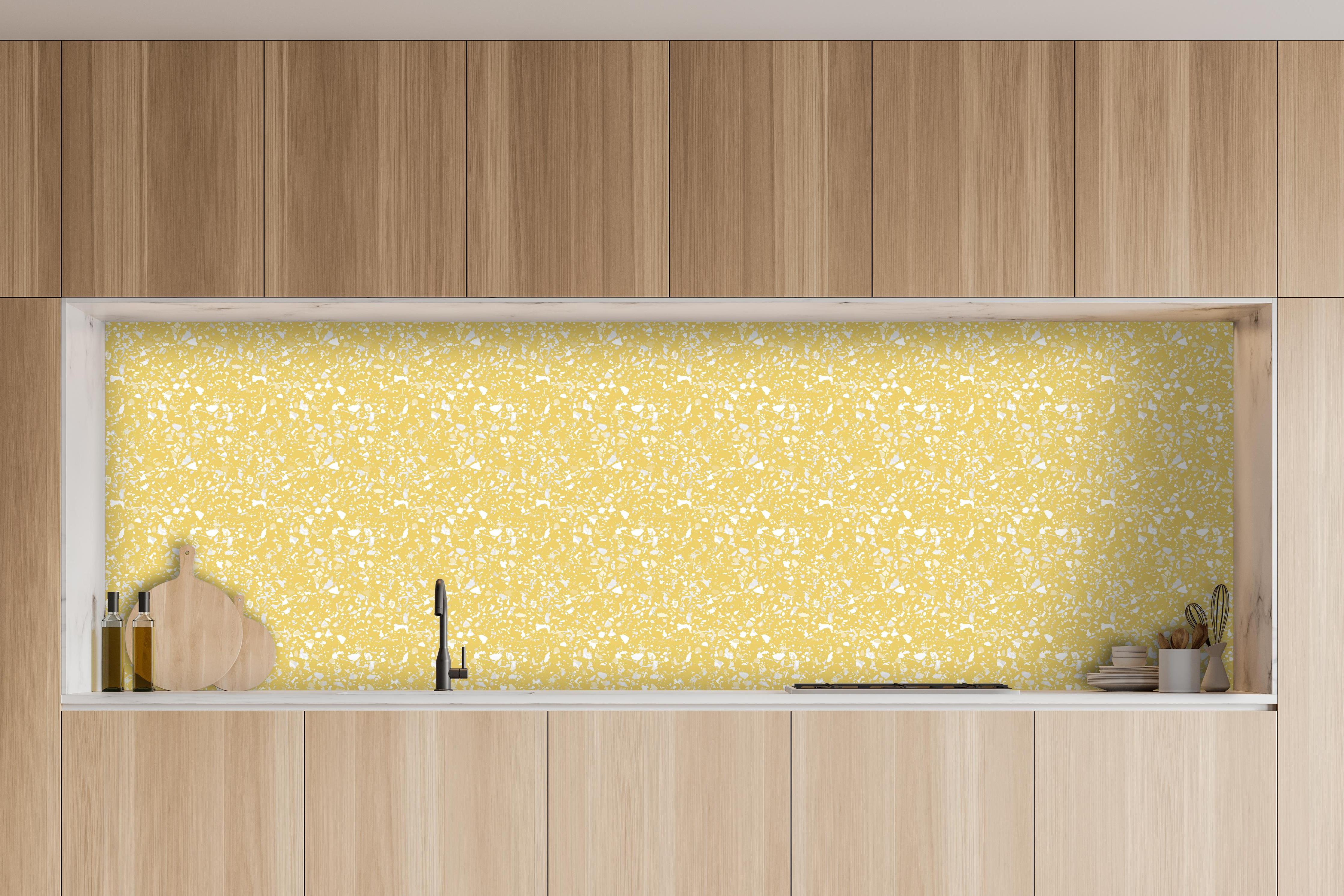 Küche - Pietre Terrazzo Oro hinter weißen Hochglanz-Küchenregalen und schwarzem Wasserhahn