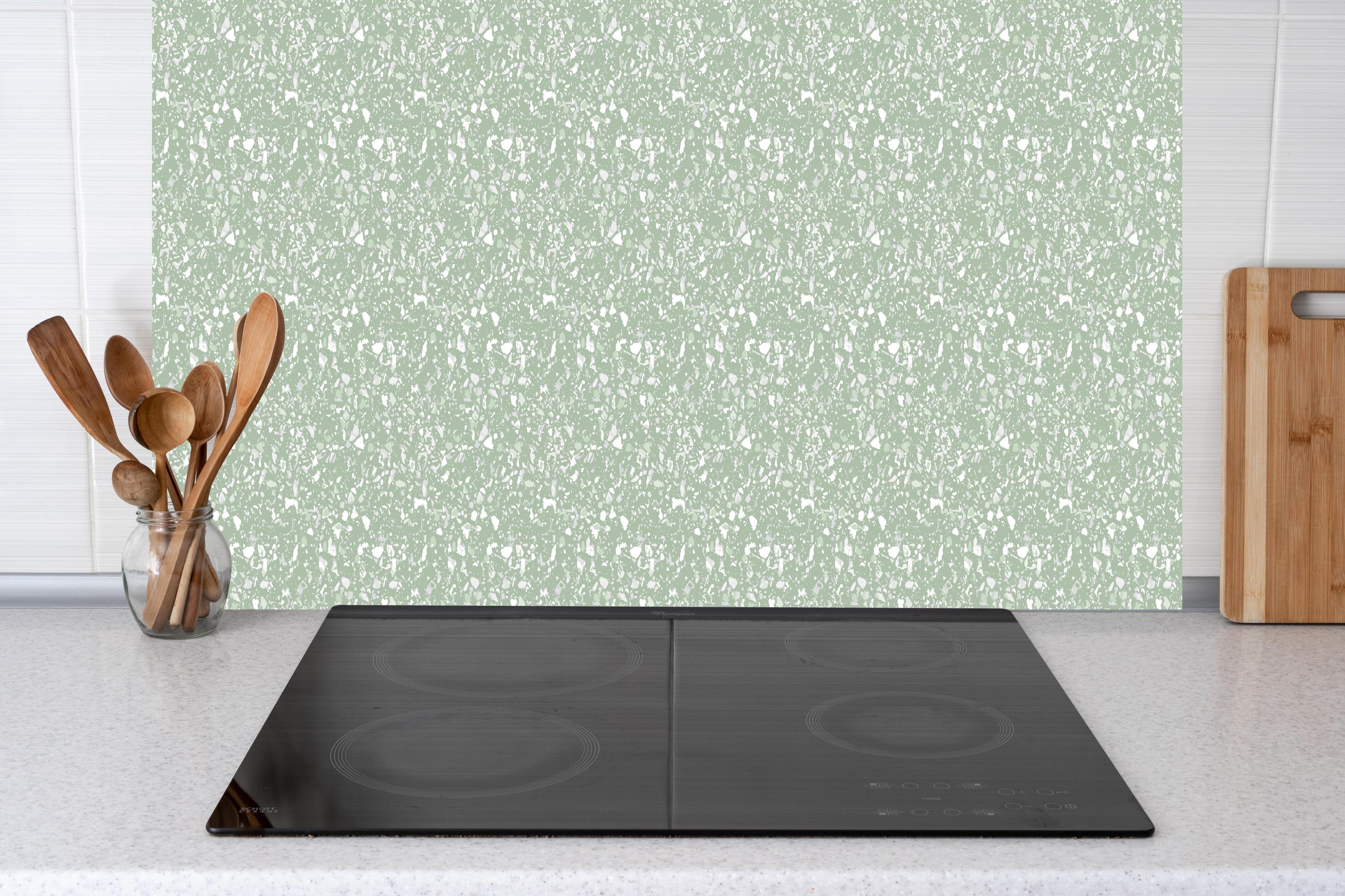 Küche - Pietre Terrazzo Salvia hinter weißen Hochglanz-Küchenregalen und schwarzem Wasserhahn