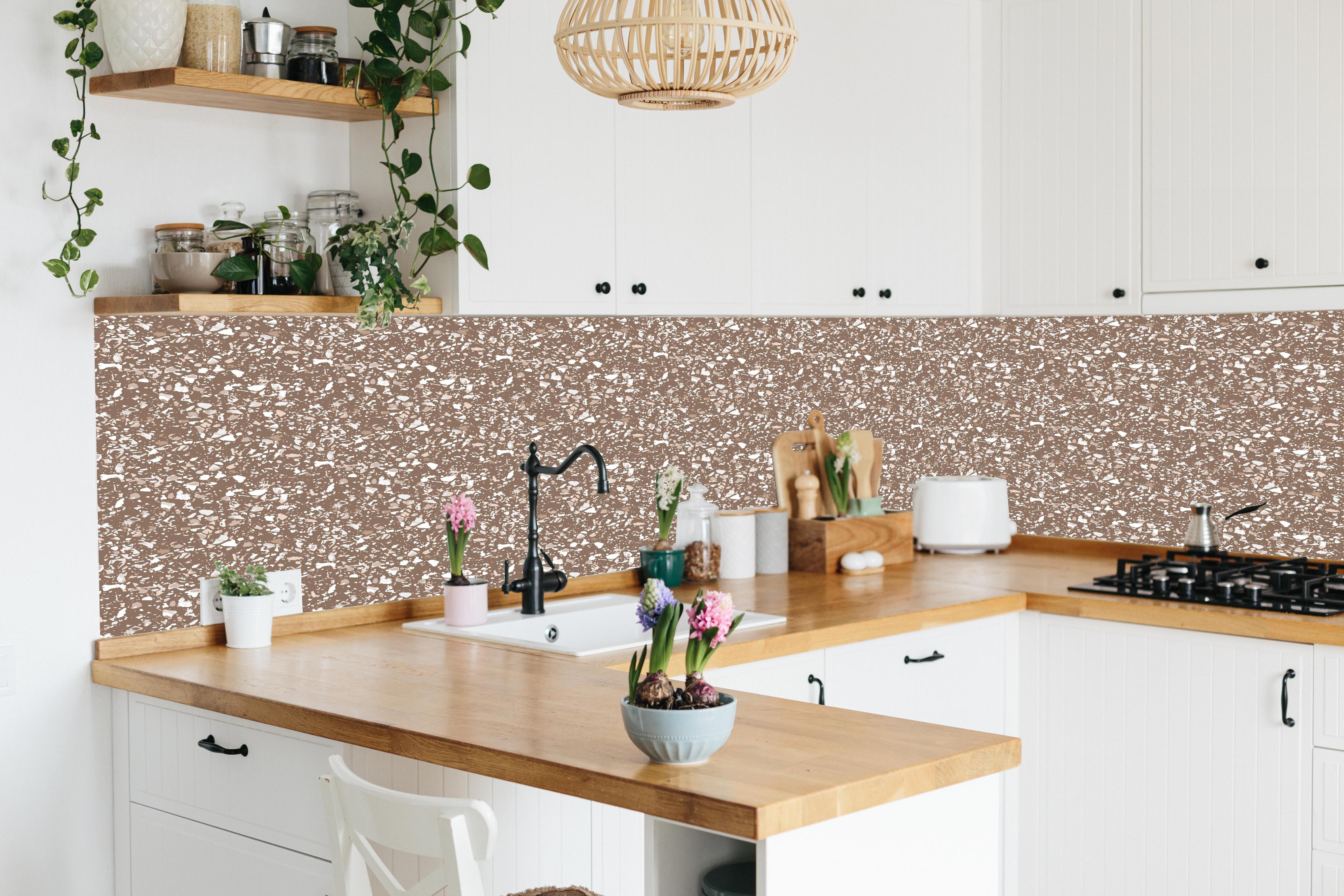 Küche - Pietre Terrazzo Sigaro hinter weißen Hochglanz-Küchenregalen und schwarzem Wasserhahn