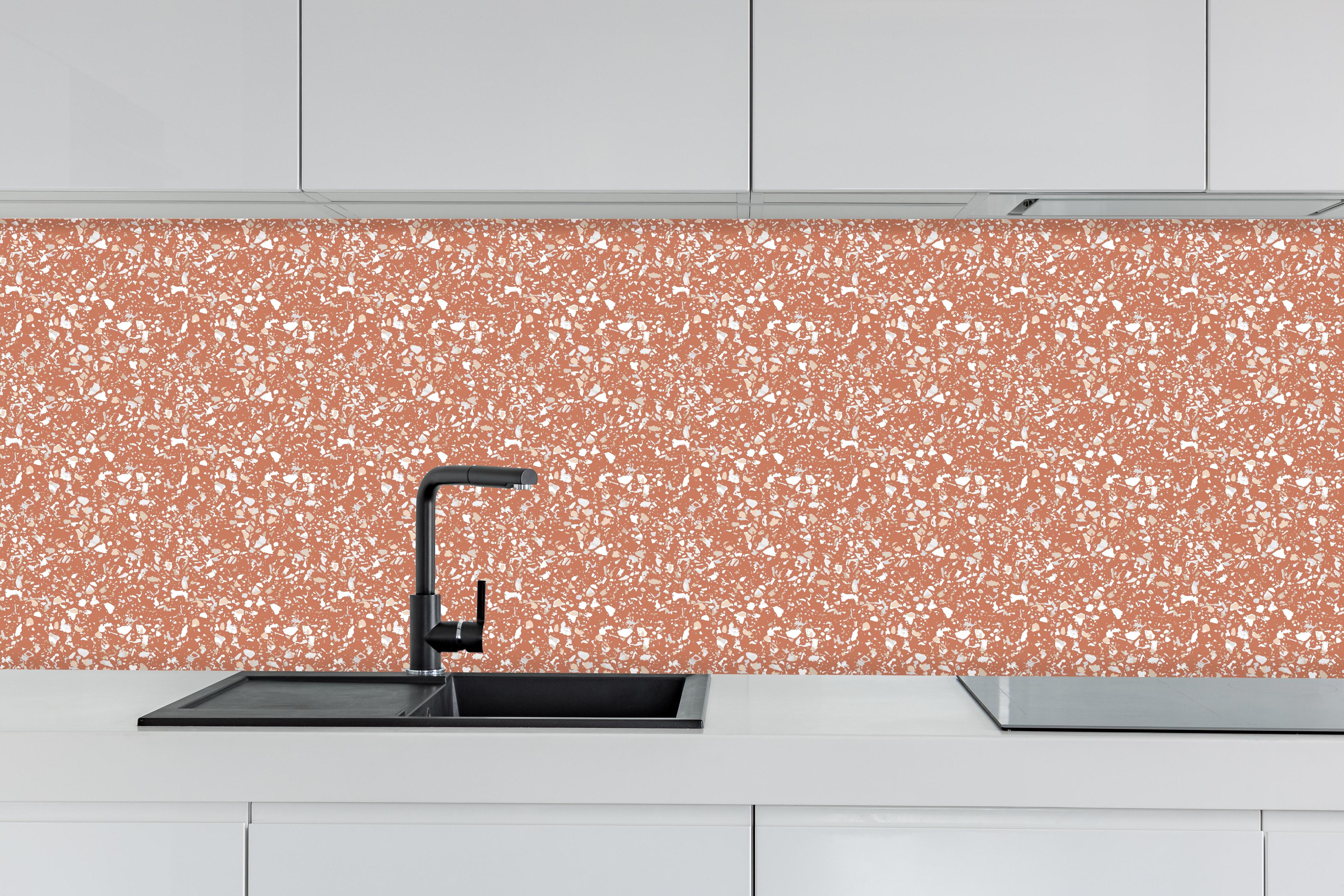 Küche - Pietre Terrazzo Terracotta hinter weißen Hochglanz-Küchenregalen und schwarzem Wasserhahn