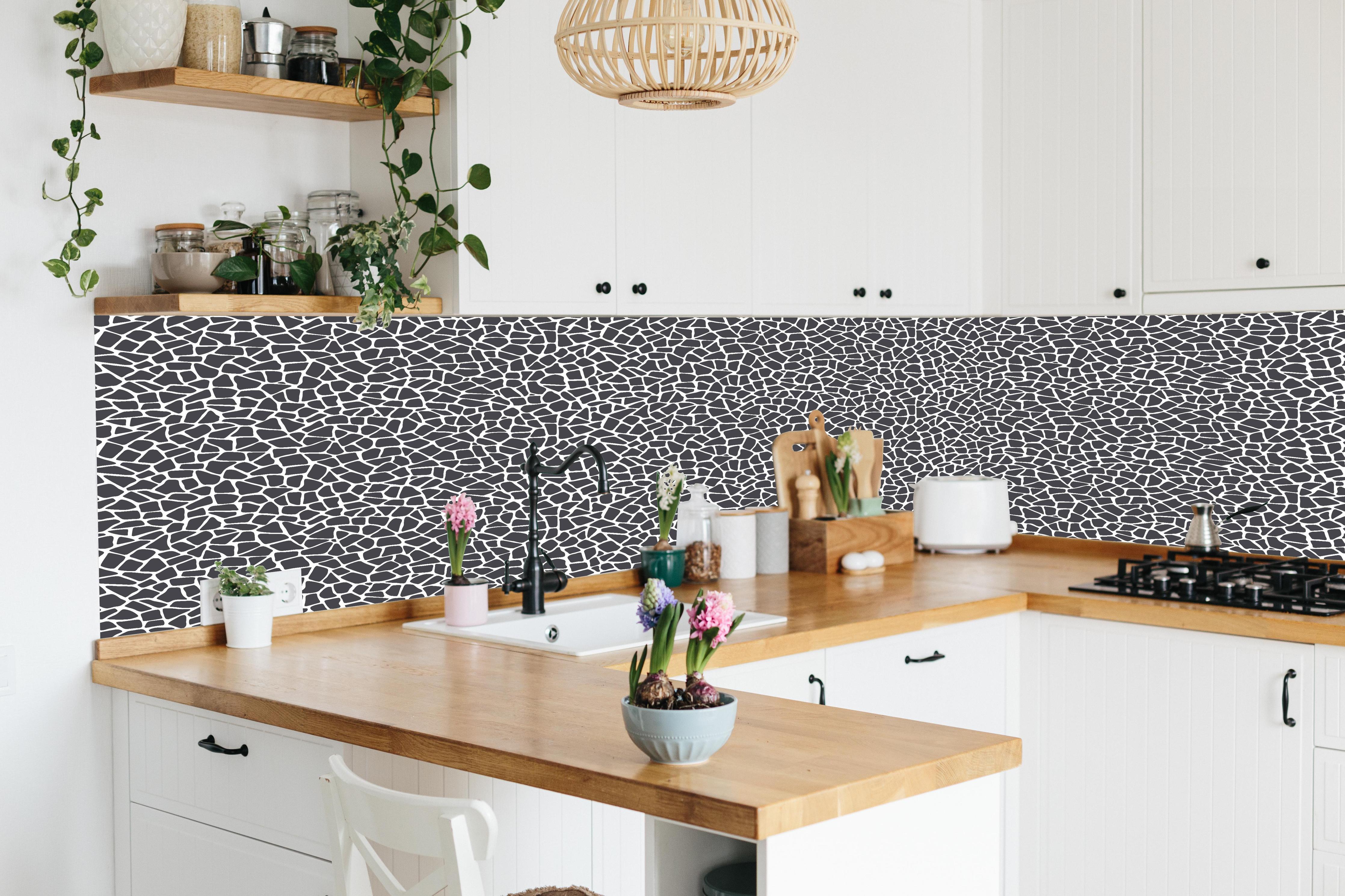 Küche - Pietre Tessere Antracite hinter weißen Hochglanz-Küchenregalen und schwarzem Wasserhahn