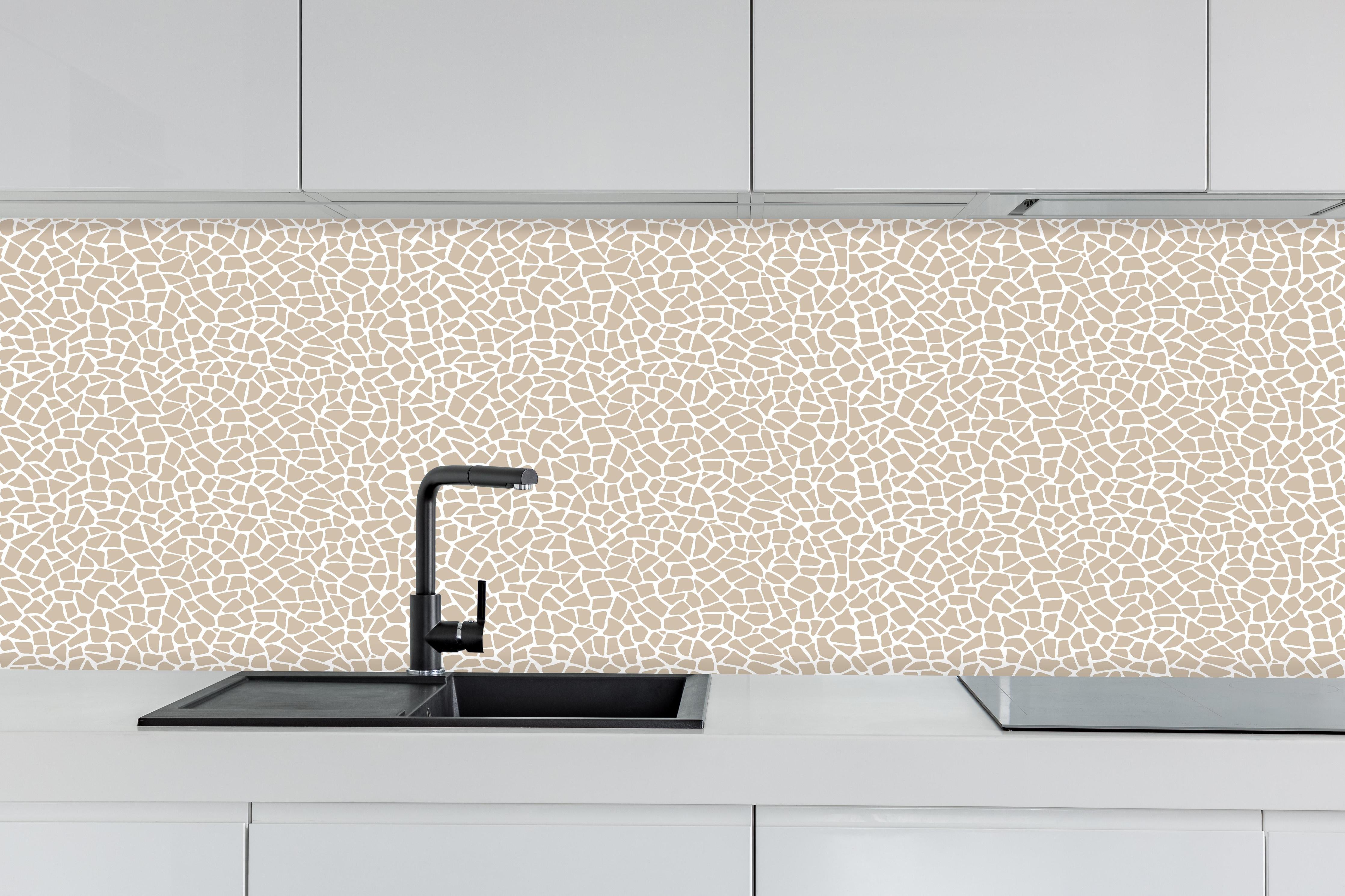 Küche - Pietre Tessere Cappuccino hinter weißen Hochglanz-Küchenregalen und schwarzem Wasserhahn