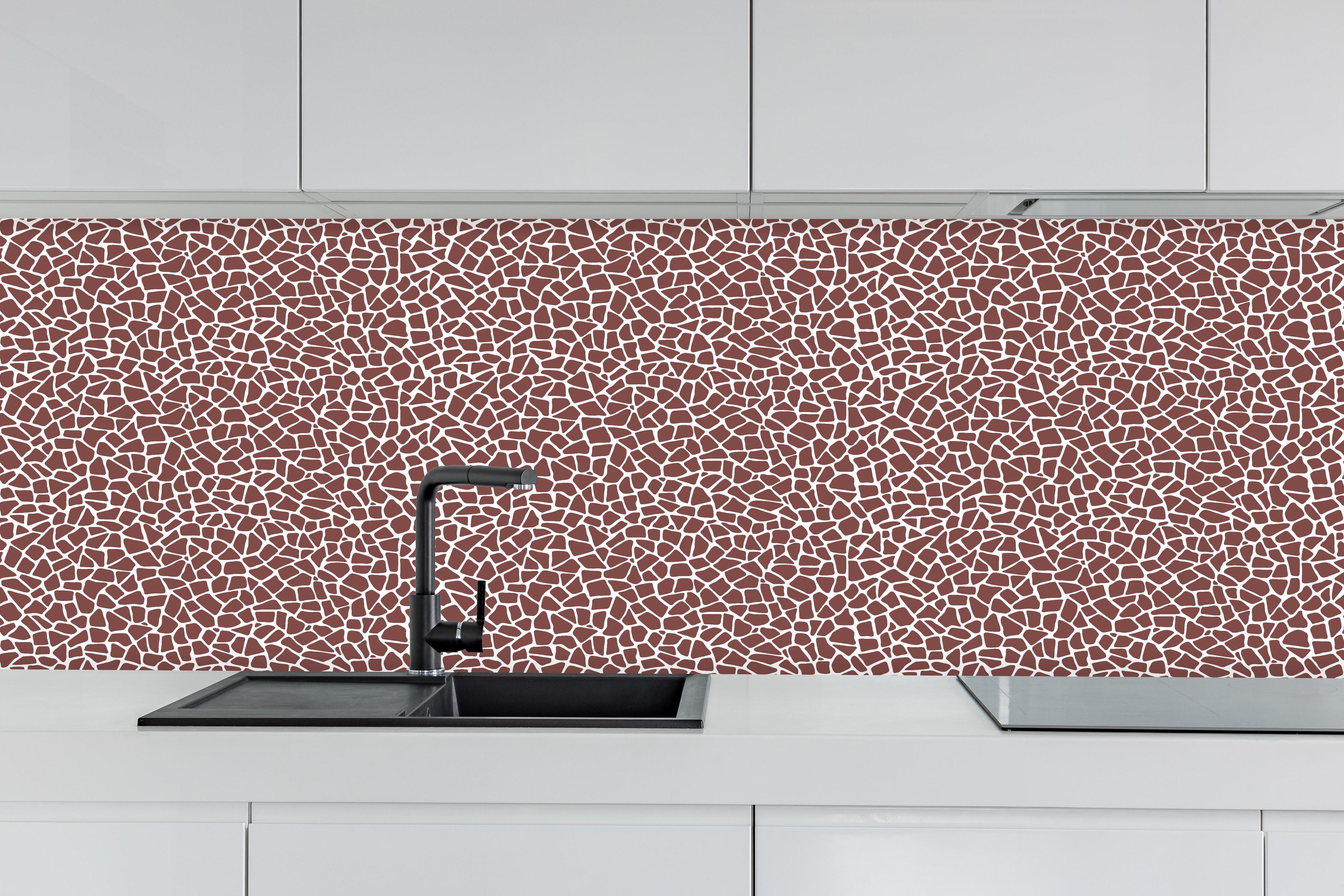 Küche - Pietre Tessere Mattone hinter weißen Hochglanz-Küchenregalen und schwarzem Wasserhahn