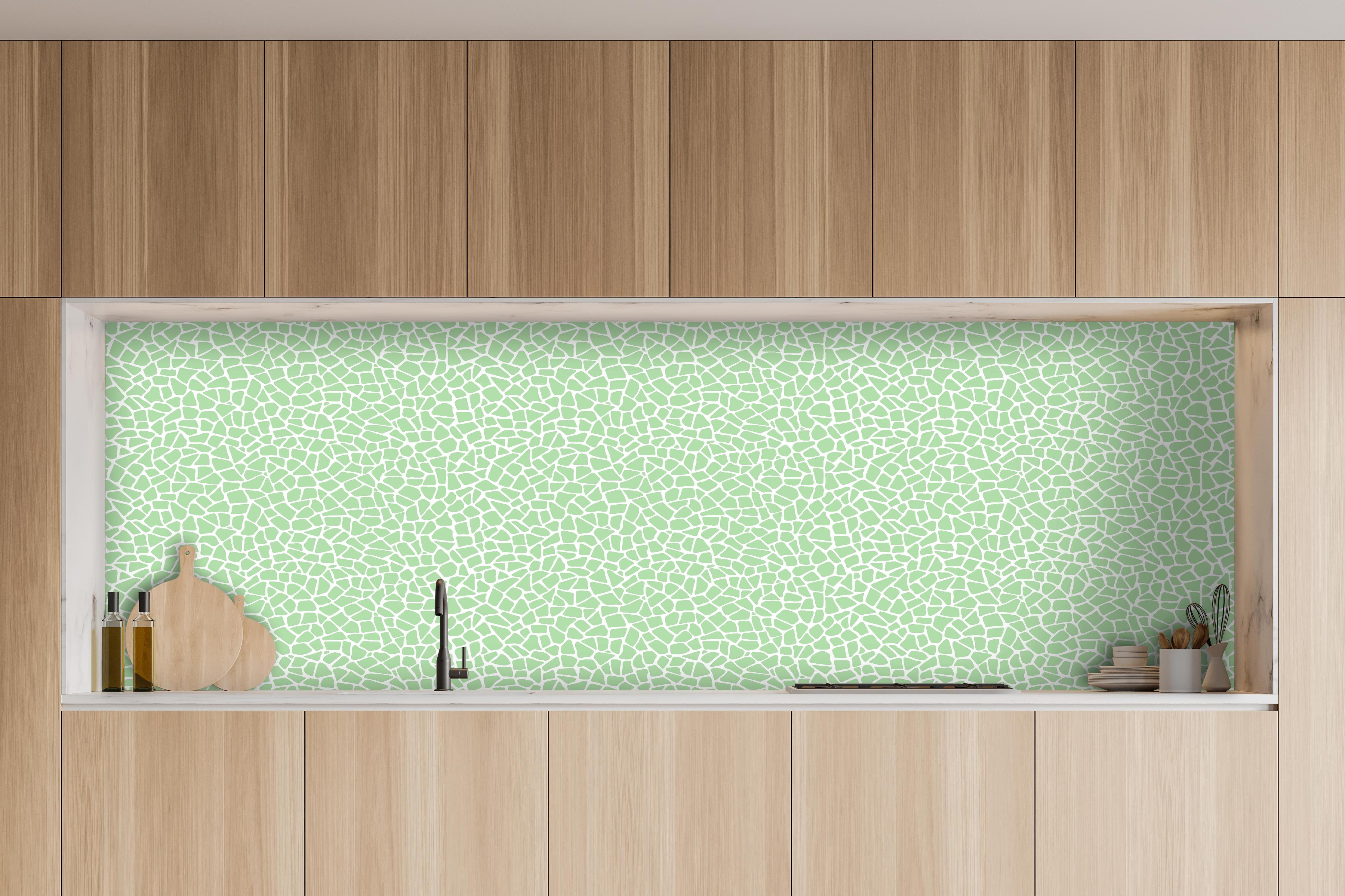 Küche - Pietre Tessere Muschio hinter weißen Hochglanz-Küchenregalen und schwarzem Wasserhahn