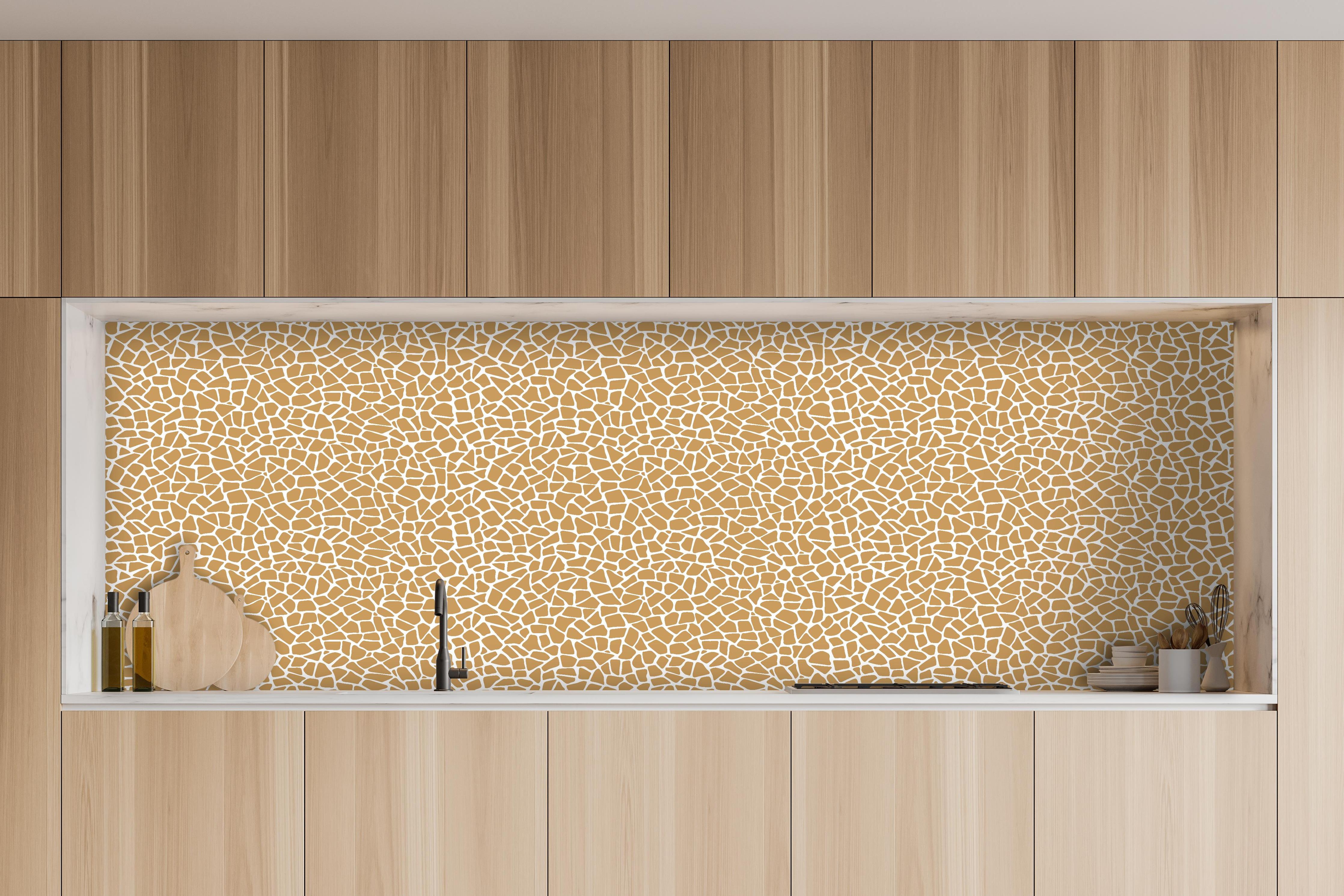 Küche - Pietre Tessere Ocra hinter weißen Hochglanz-Küchenregalen und schwarzem Wasserhahn