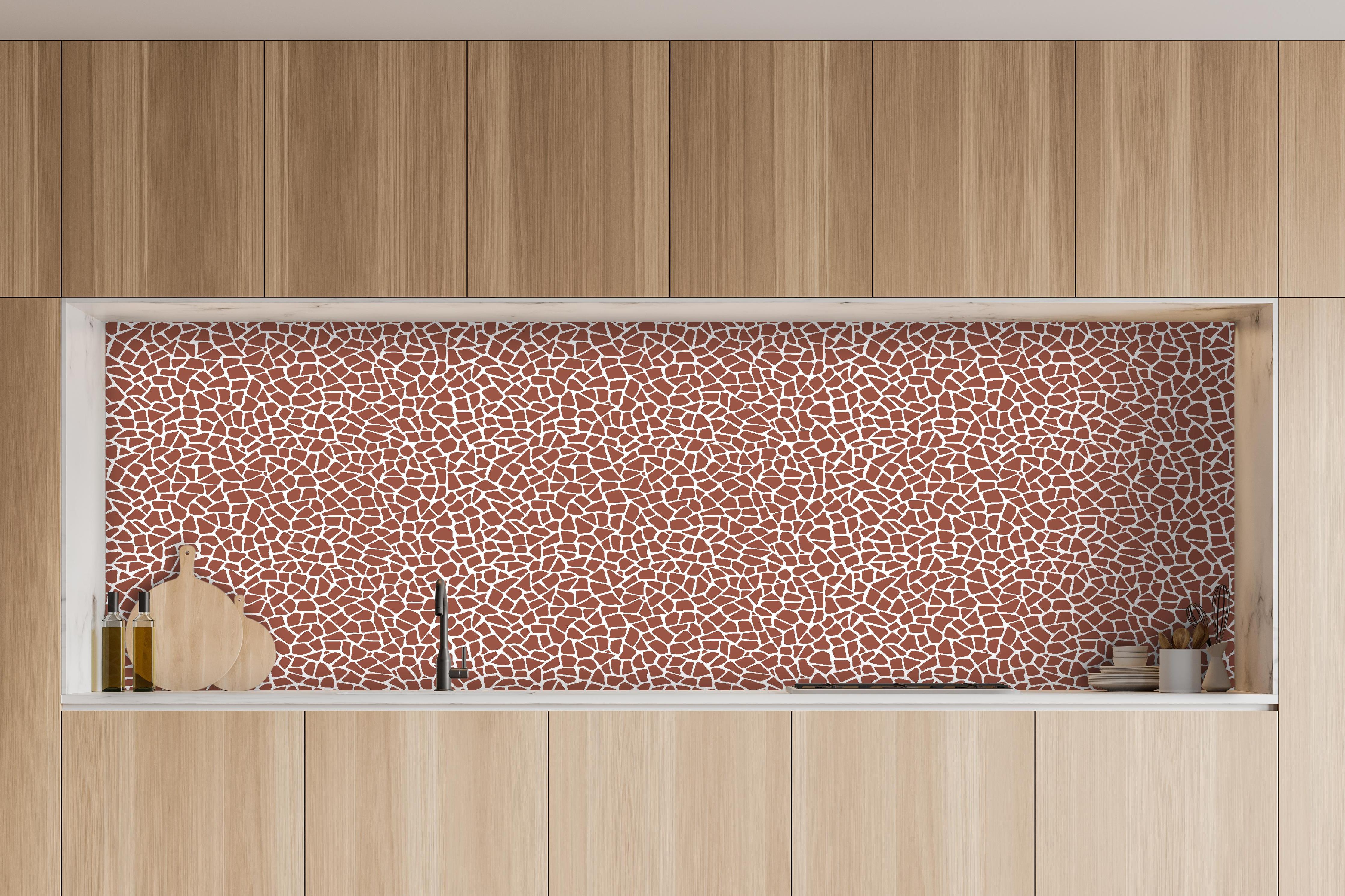 Küche - Pietre Tessere Ruggine hinter weißen Hochglanz-Küchenregalen und schwarzem Wasserhahn