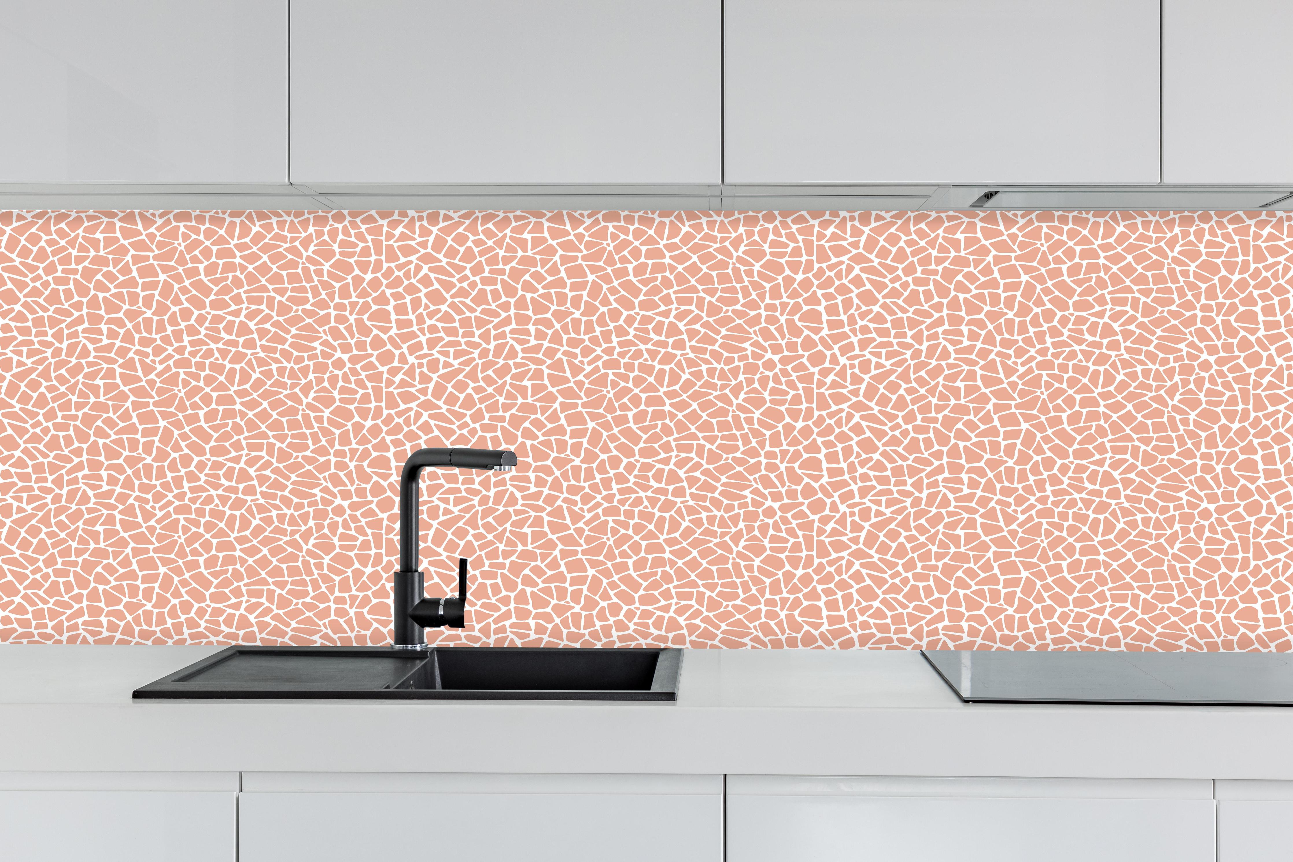 Küche - Pietre Tessere Salmone hinter weißen Hochglanz-Küchenregalen und schwarzem Wasserhahn