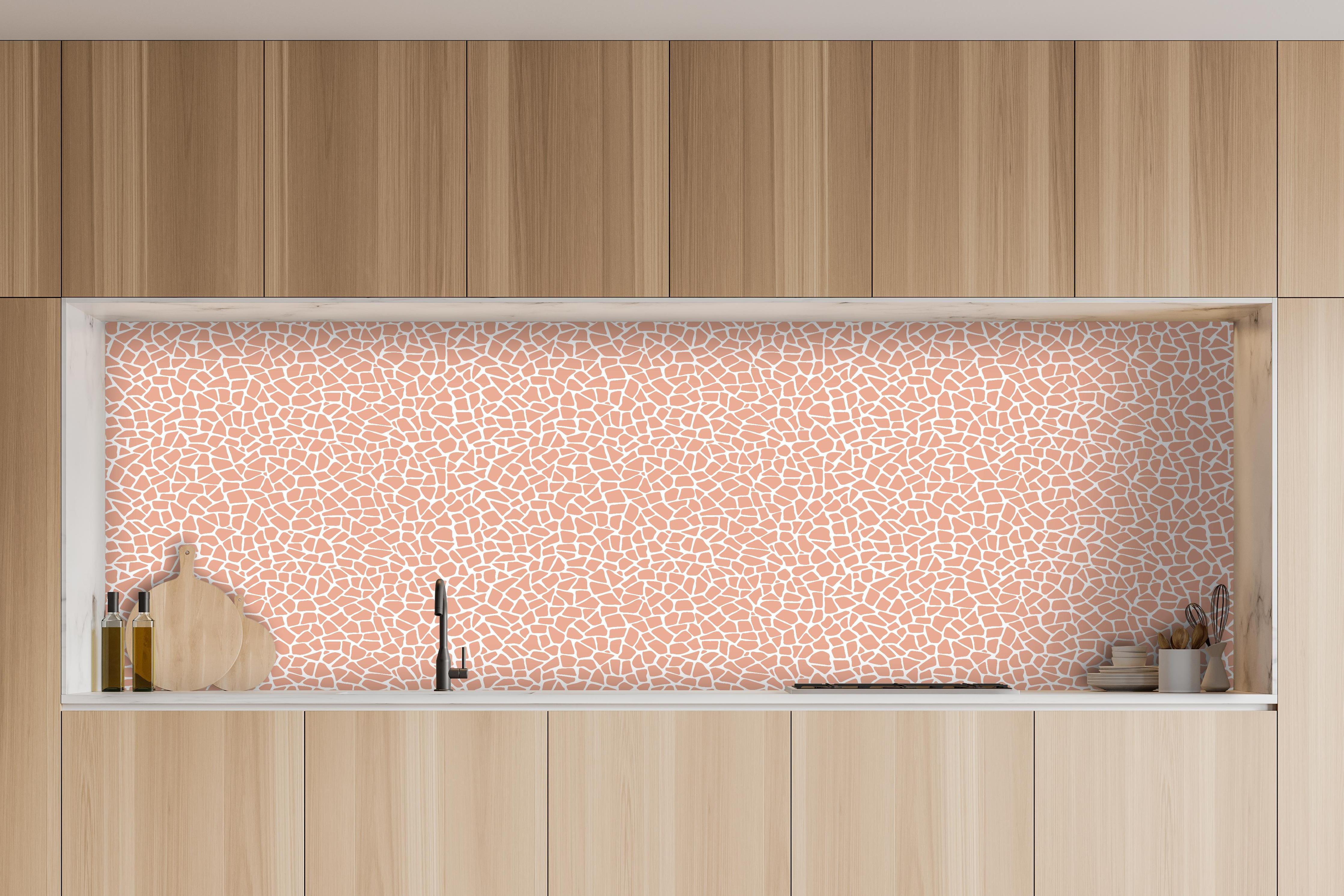 Küche - Pietre Tessere Salmone hinter weißen Hochglanz-Küchenregalen und schwarzem Wasserhahn