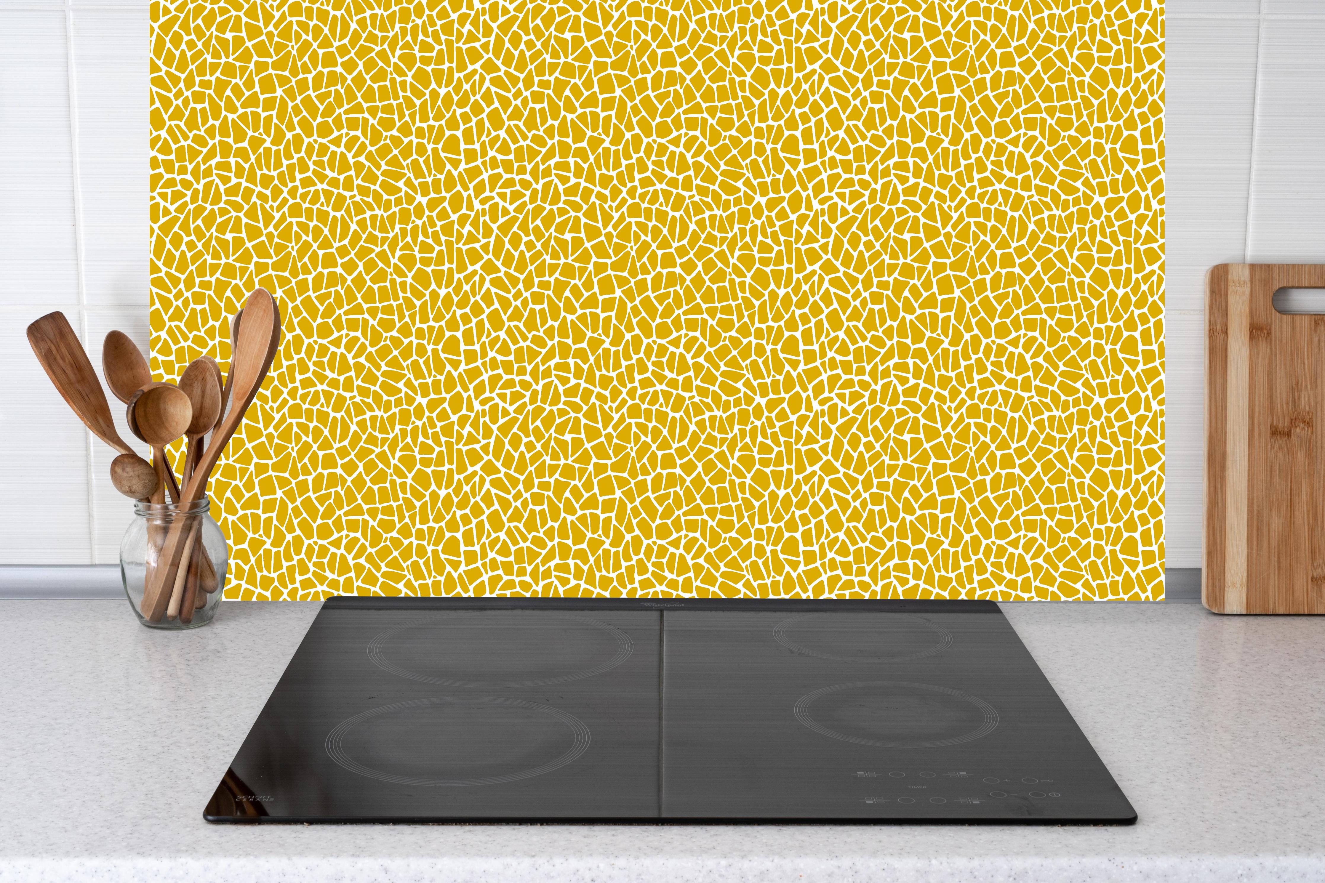 Küche - Pietre Tessere Senape hinter weißen Hochglanz-Küchenregalen und schwarzem Wasserhahn