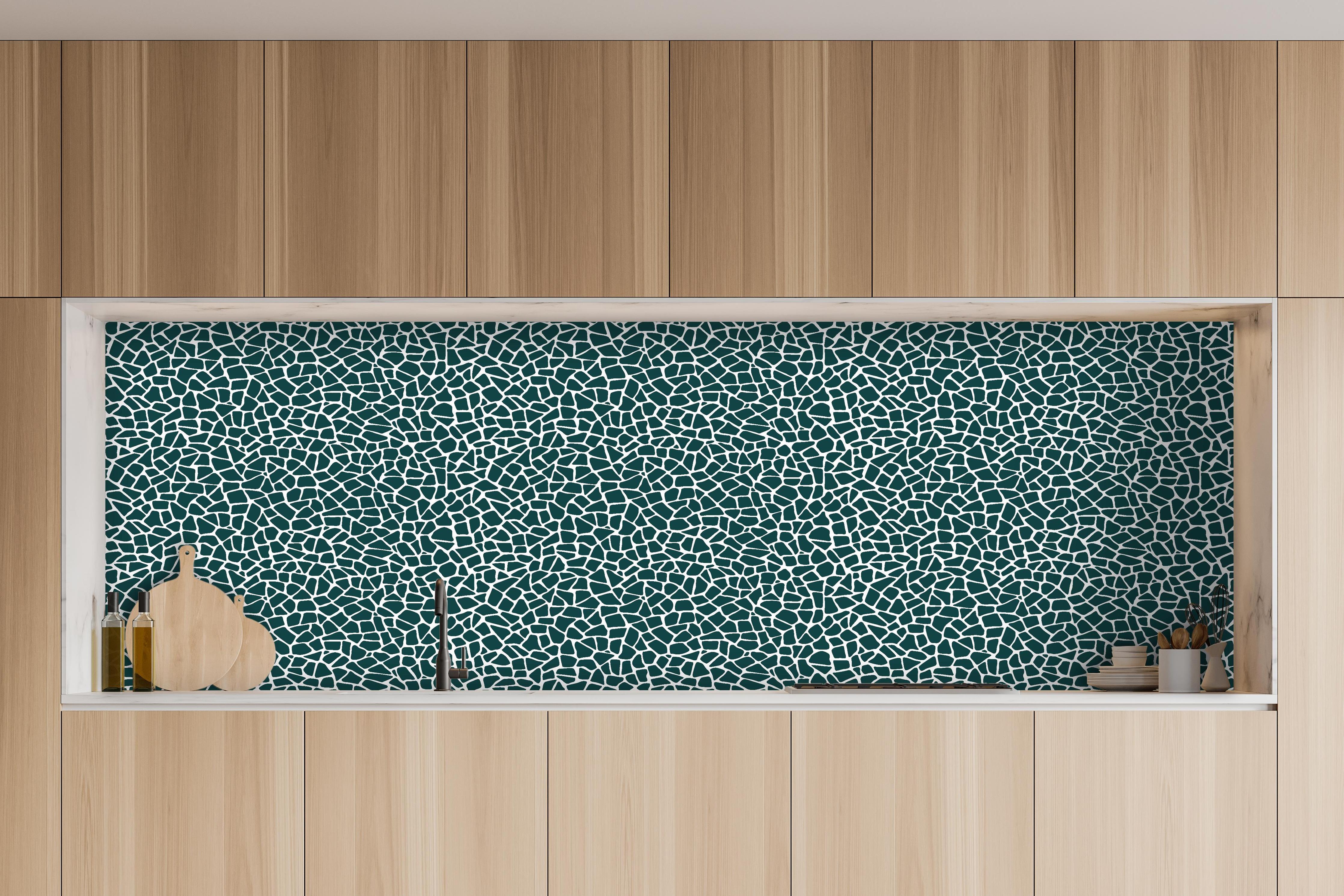 Küche - Pietre Tessere Verde petrolio hinter weißen Hochglanz-Küchenregalen und schwarzem Wasserhahn