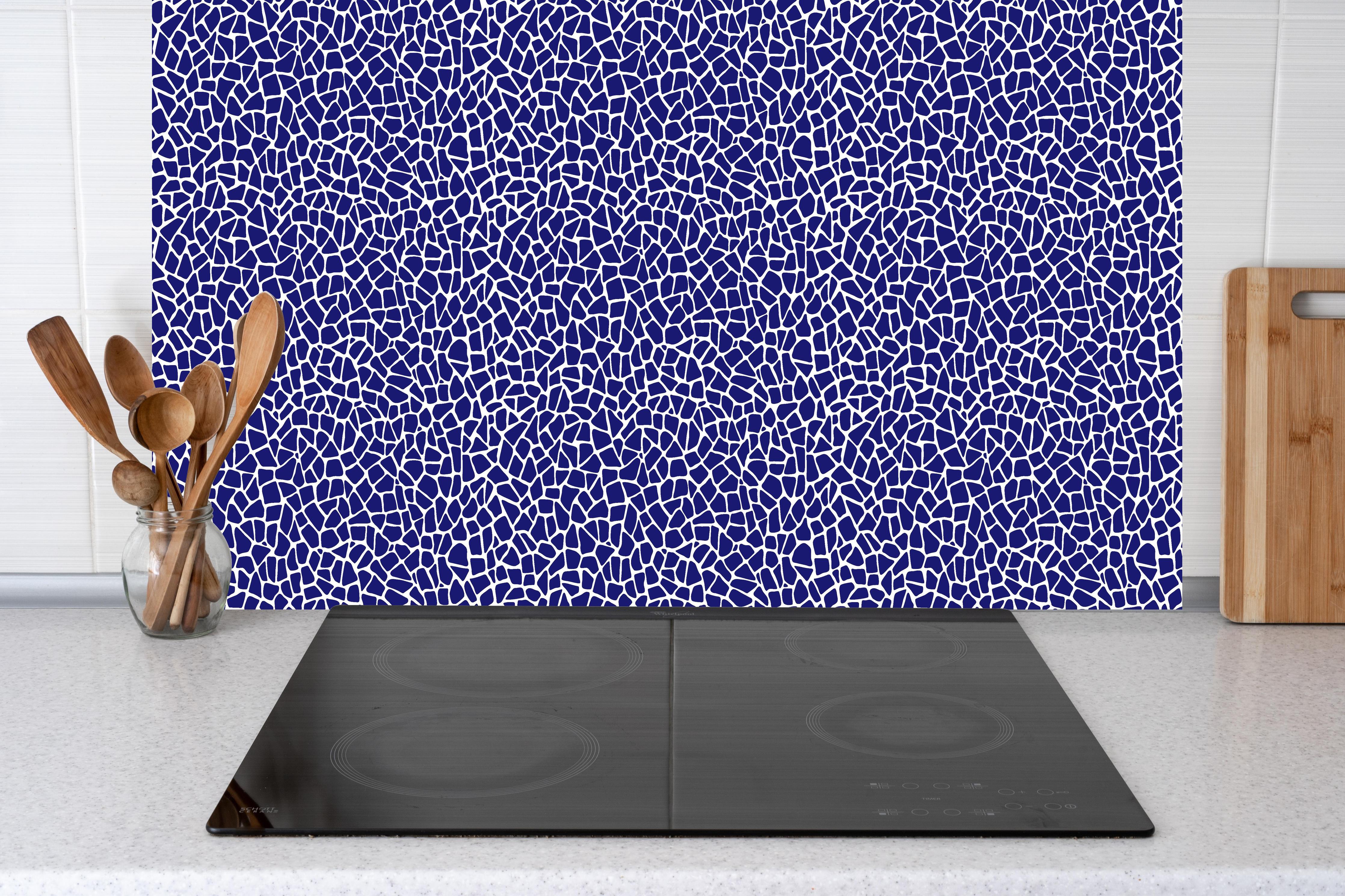 Küche - Pietre Tessere Zaffiro hinter weißen Hochglanz-Küchenregalen und schwarzem Wasserhahn