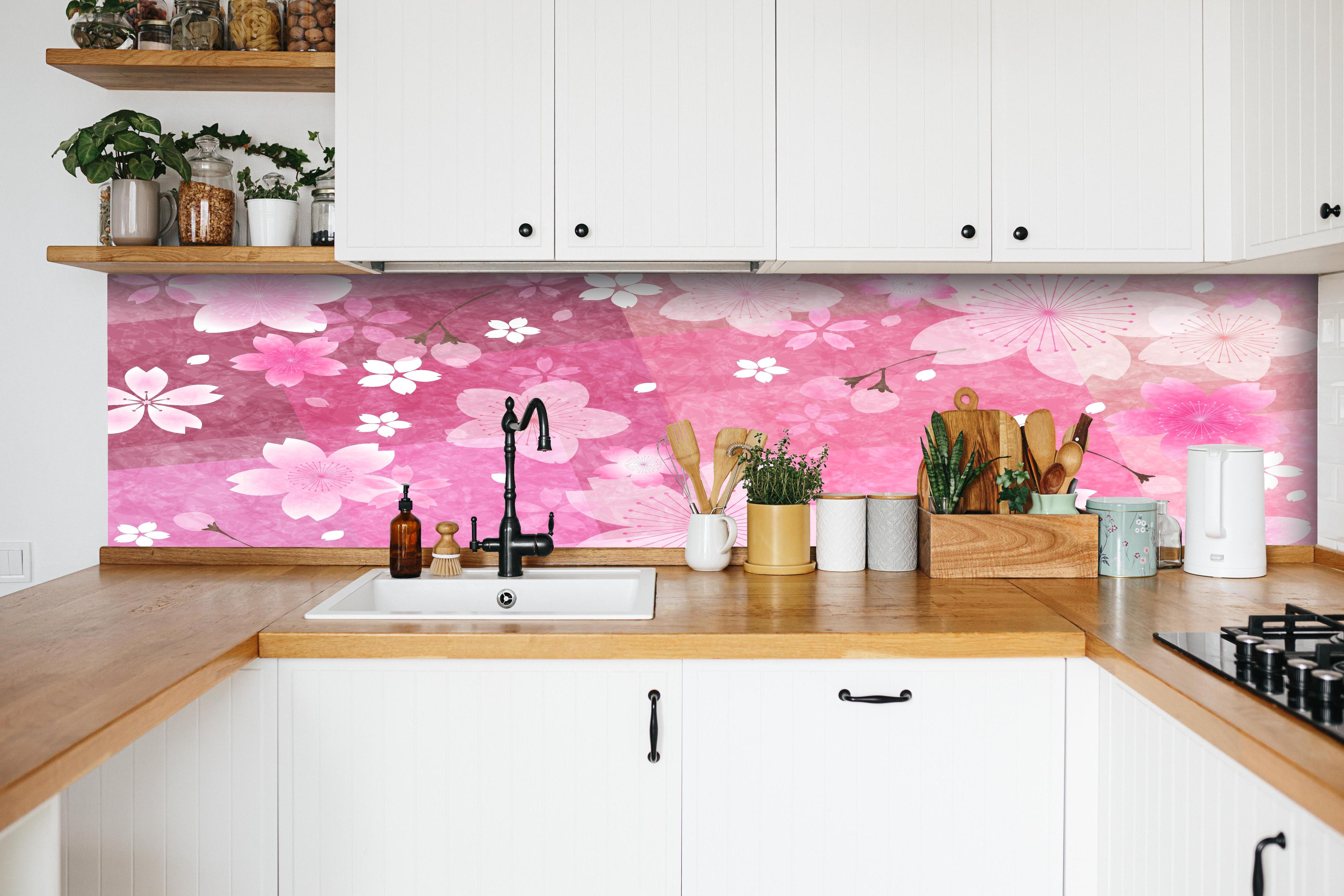 Küche - Pinkes Blumenmuster Aquarell Illustration hinter weißen Hochglanz-Küchenregalen und schwarzem Wasserhahn