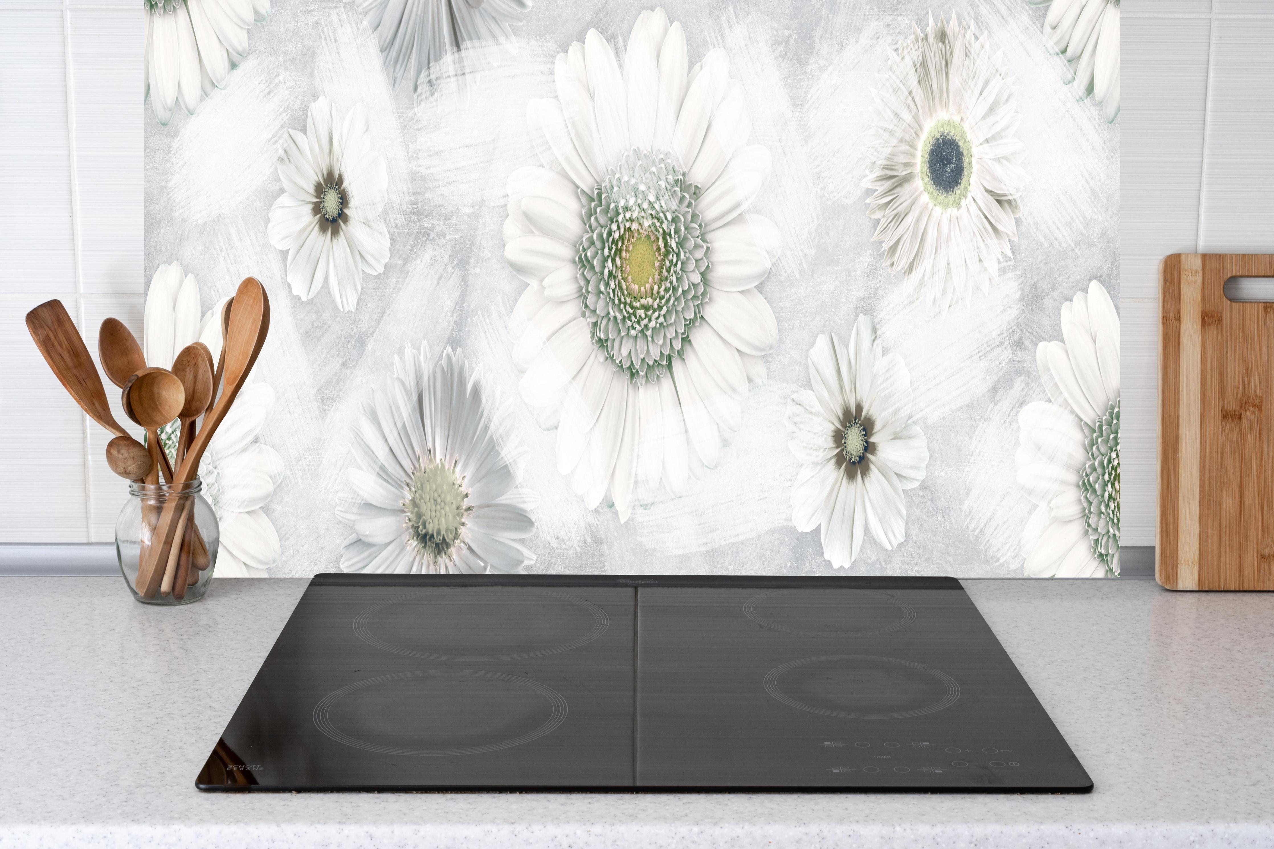 Küche - Pinsel Effekt - Blumen Muster hinter weißen Hochglanz-Küchenregalen und schwarzem Wasserhahn