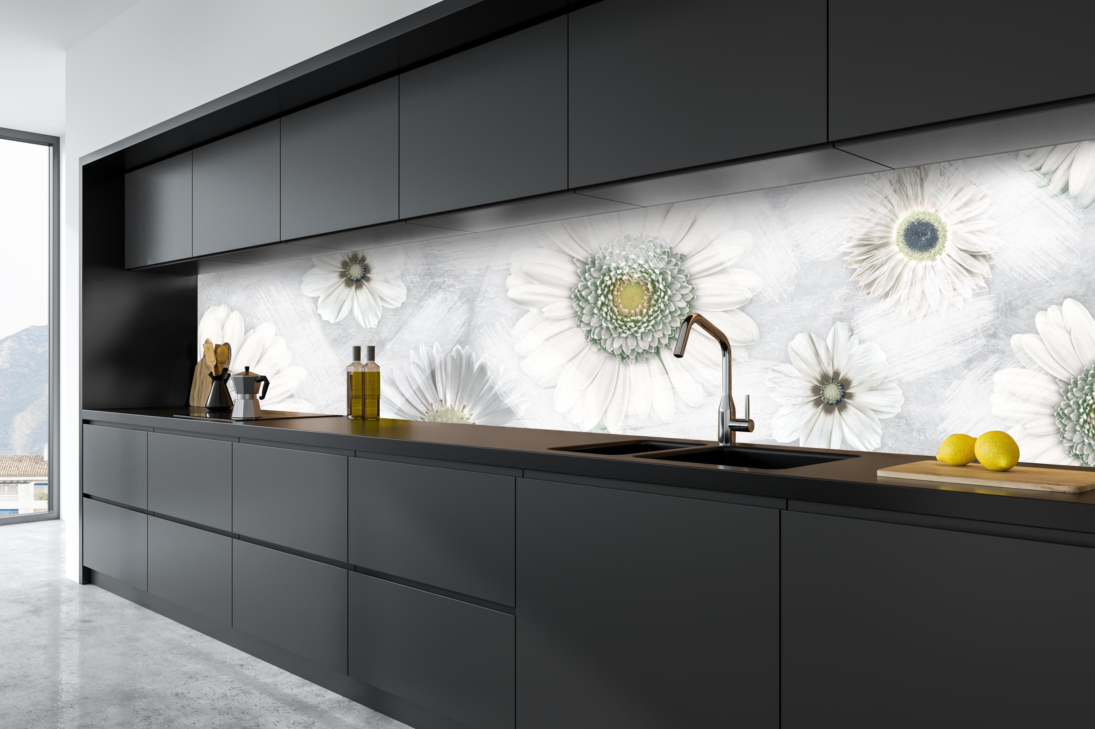 Küche - Pinsel Effekt - Blumen Muster hinter weißen Hochglanz-Küchenregalen und schwarzem Wasserhahn