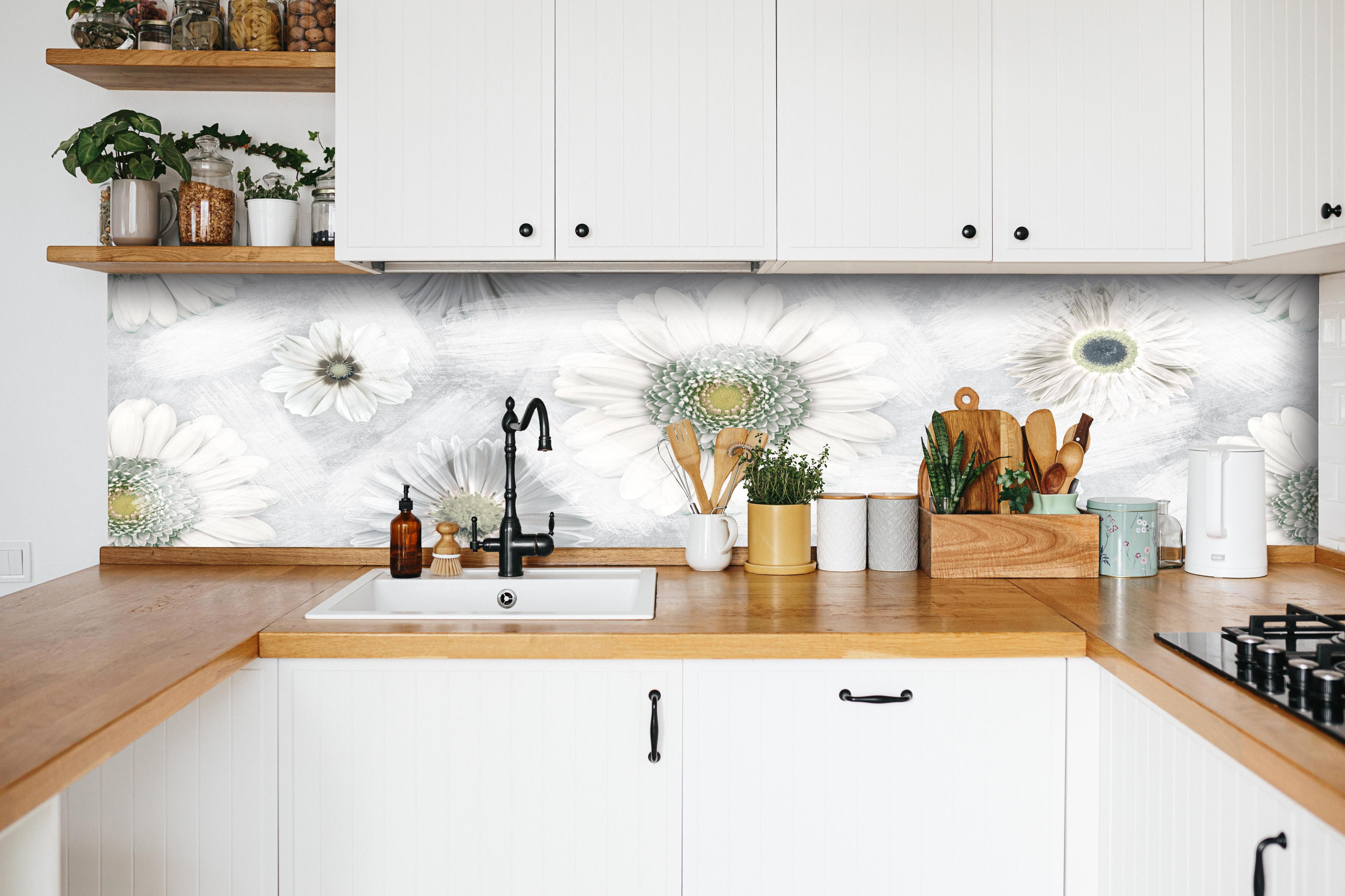 Küche - Pinsel Effekt - Blumen Muster hinter weißen Hochglanz-Küchenregalen und schwarzem Wasserhahn