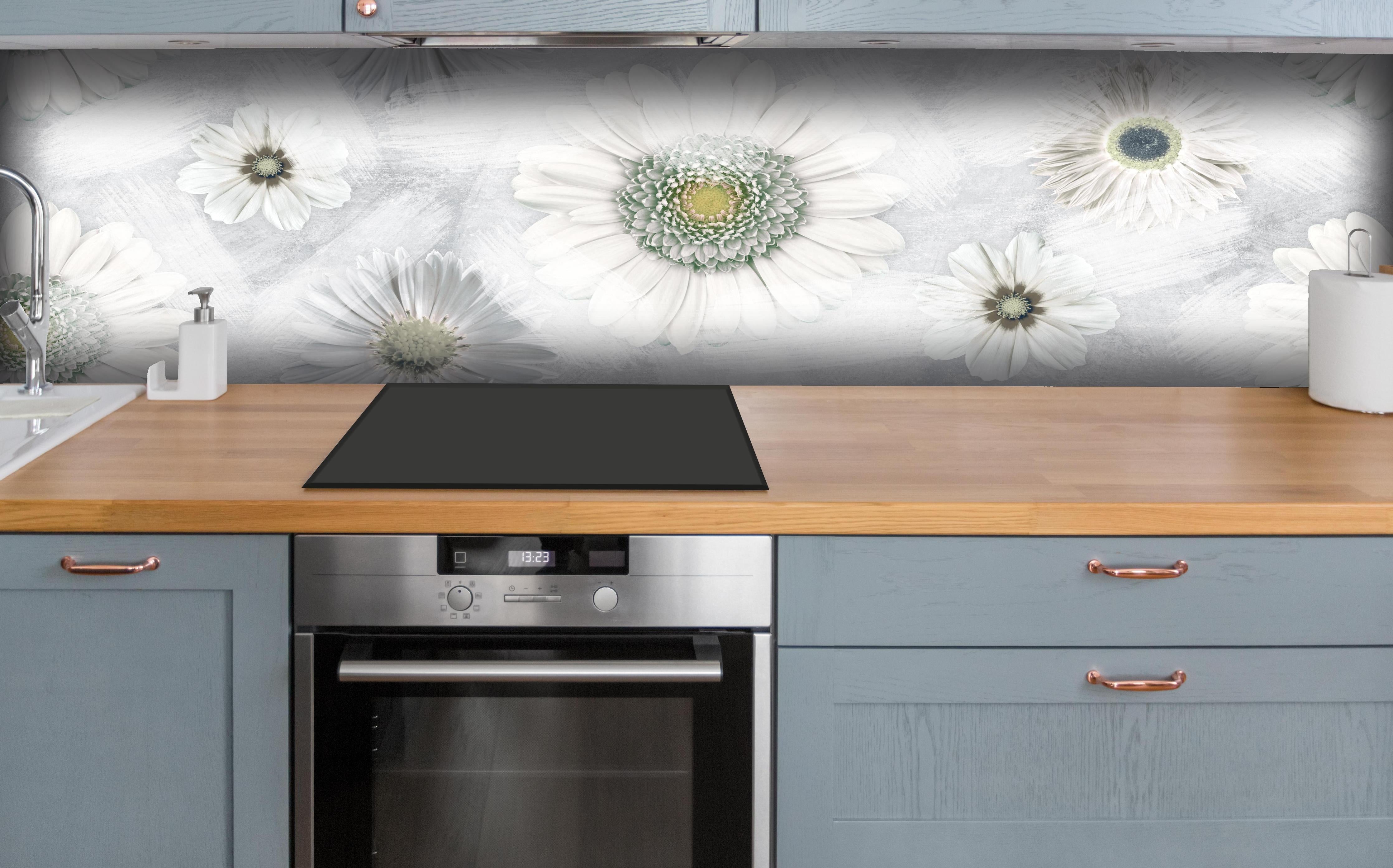 Küche - Pinsel Effekt - Blumen Muster hinter weißen Hochglanz-Küchenregalen und schwarzem Wasserhahn