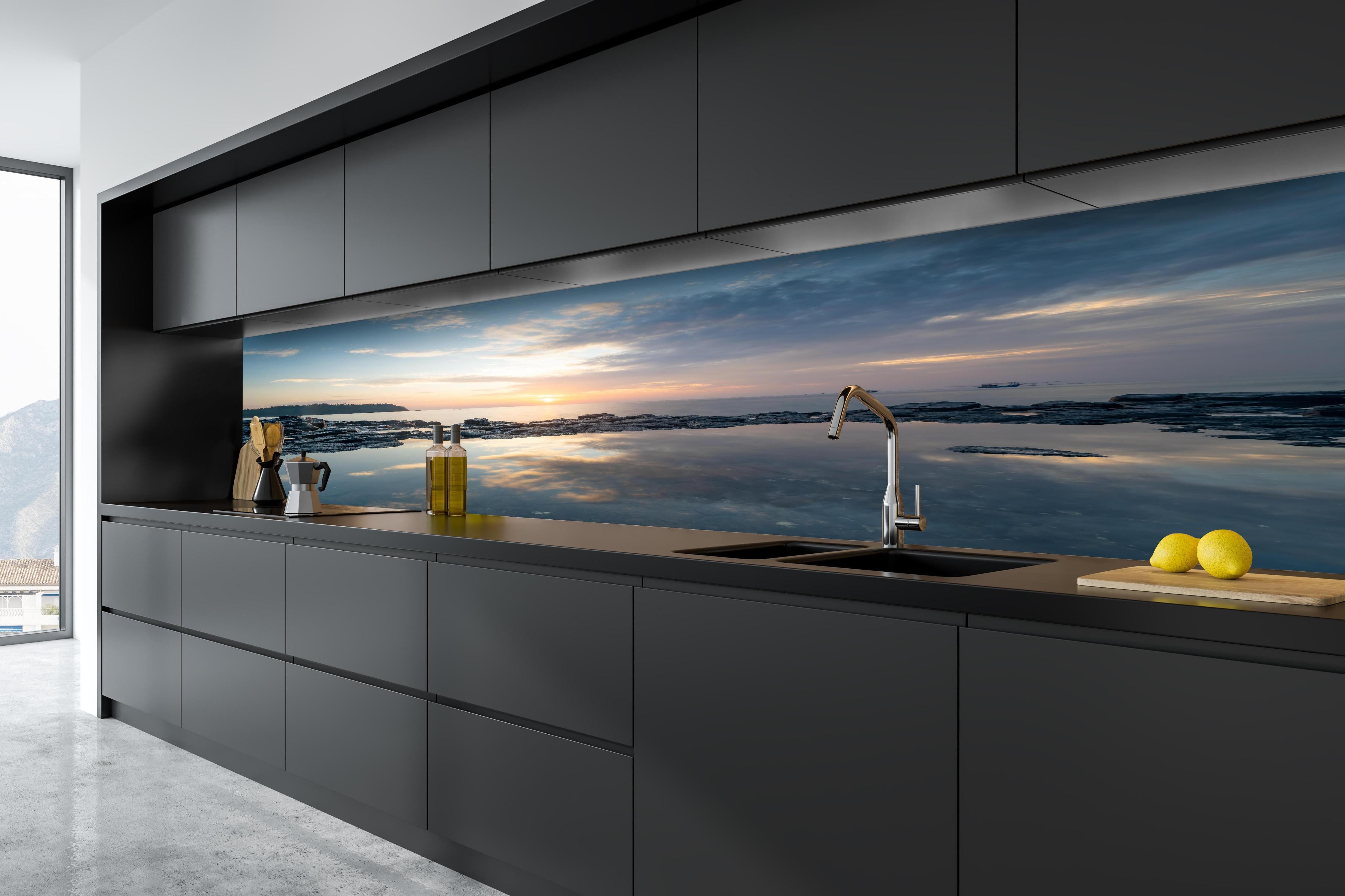 Küche - Pittoresker Sonnenuntergang über dem ruhigen Meer mit reflektierendem Wasser hinter weißen Hochglanz-Küchenregalen und schwarzem Wasserhahn