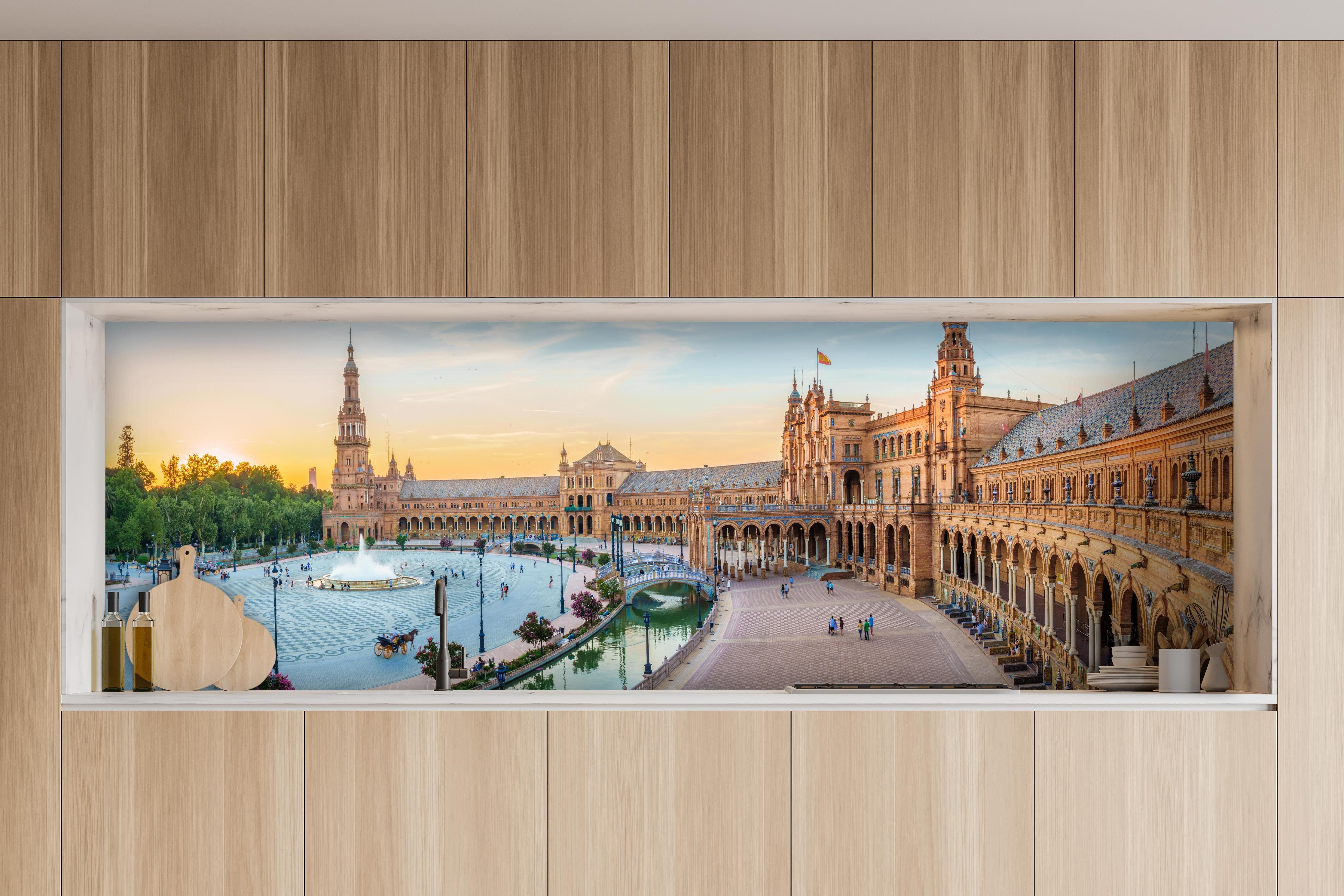 Küche - Plaza Espana Panorama in Abenddämmerung hinter weißen Hochglanz-Küchenregalen und schwarzem Wasserhahn