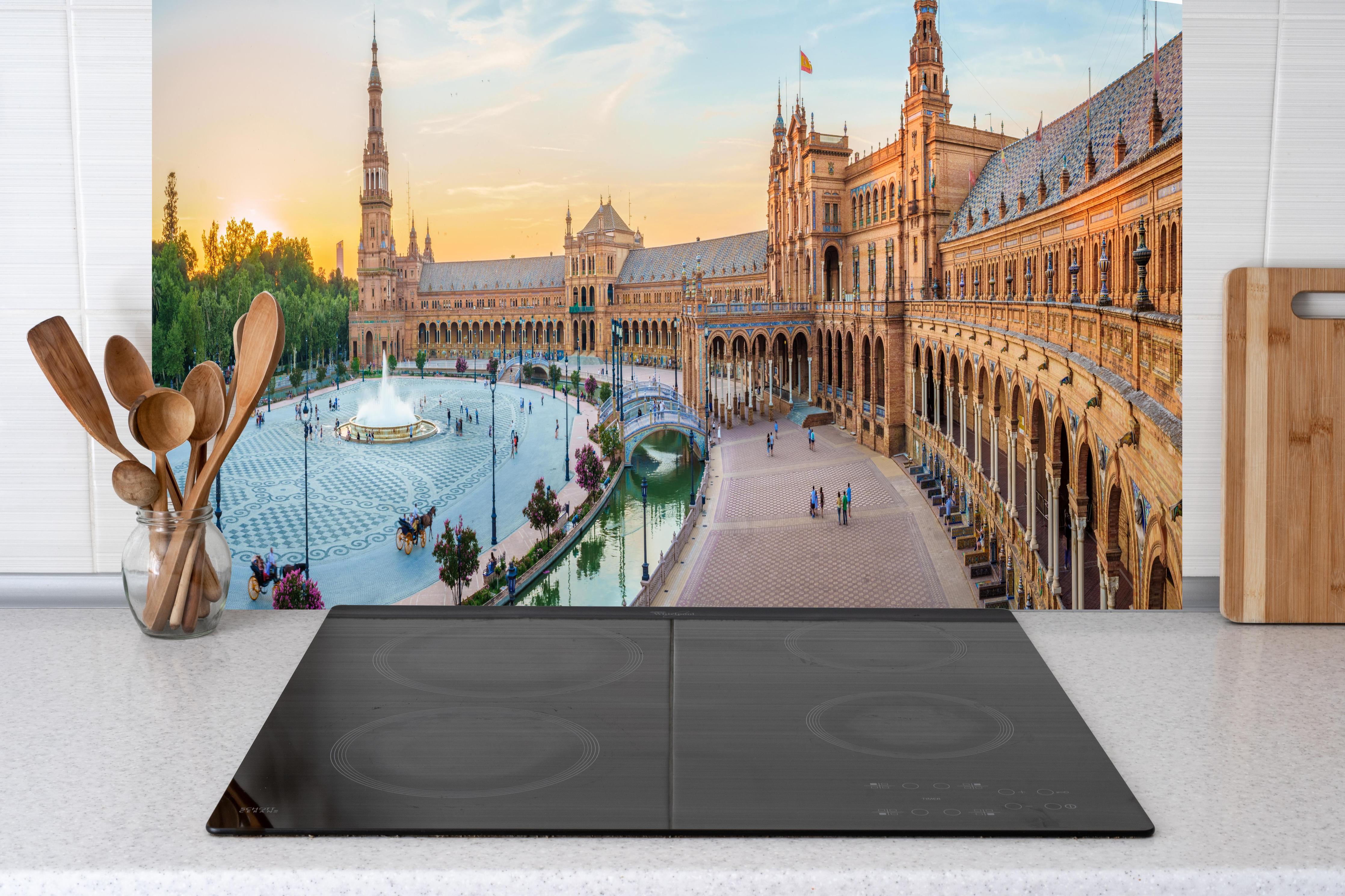 Küche - Plaza Espana Panorama in Abenddämmerung hinter weißen Hochglanz-Küchenregalen und schwarzem Wasserhahn