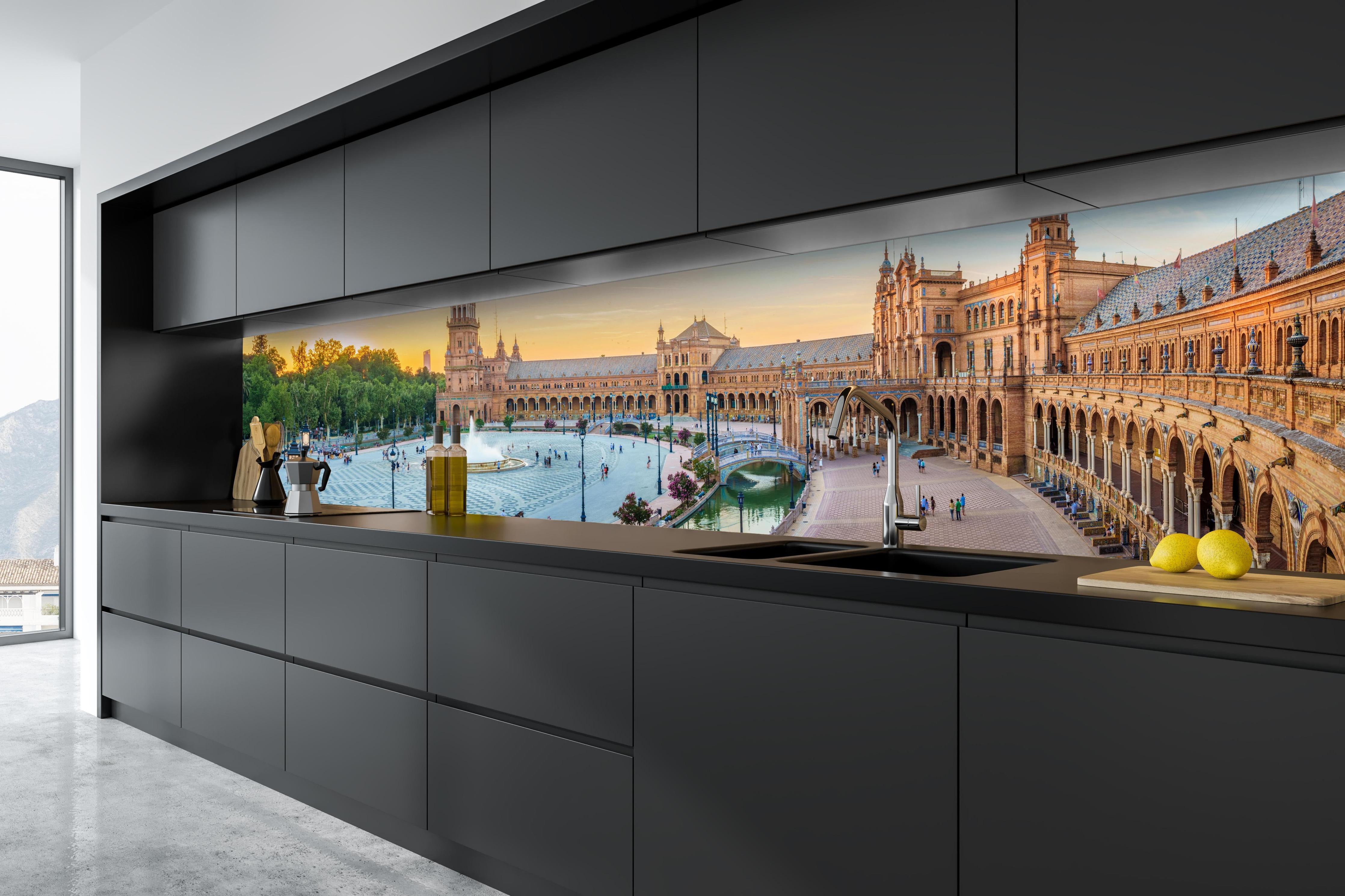 Küche - Plaza Espana Panorama in Abenddämmerung hinter weißen Hochglanz-Küchenregalen und schwarzem Wasserhahn