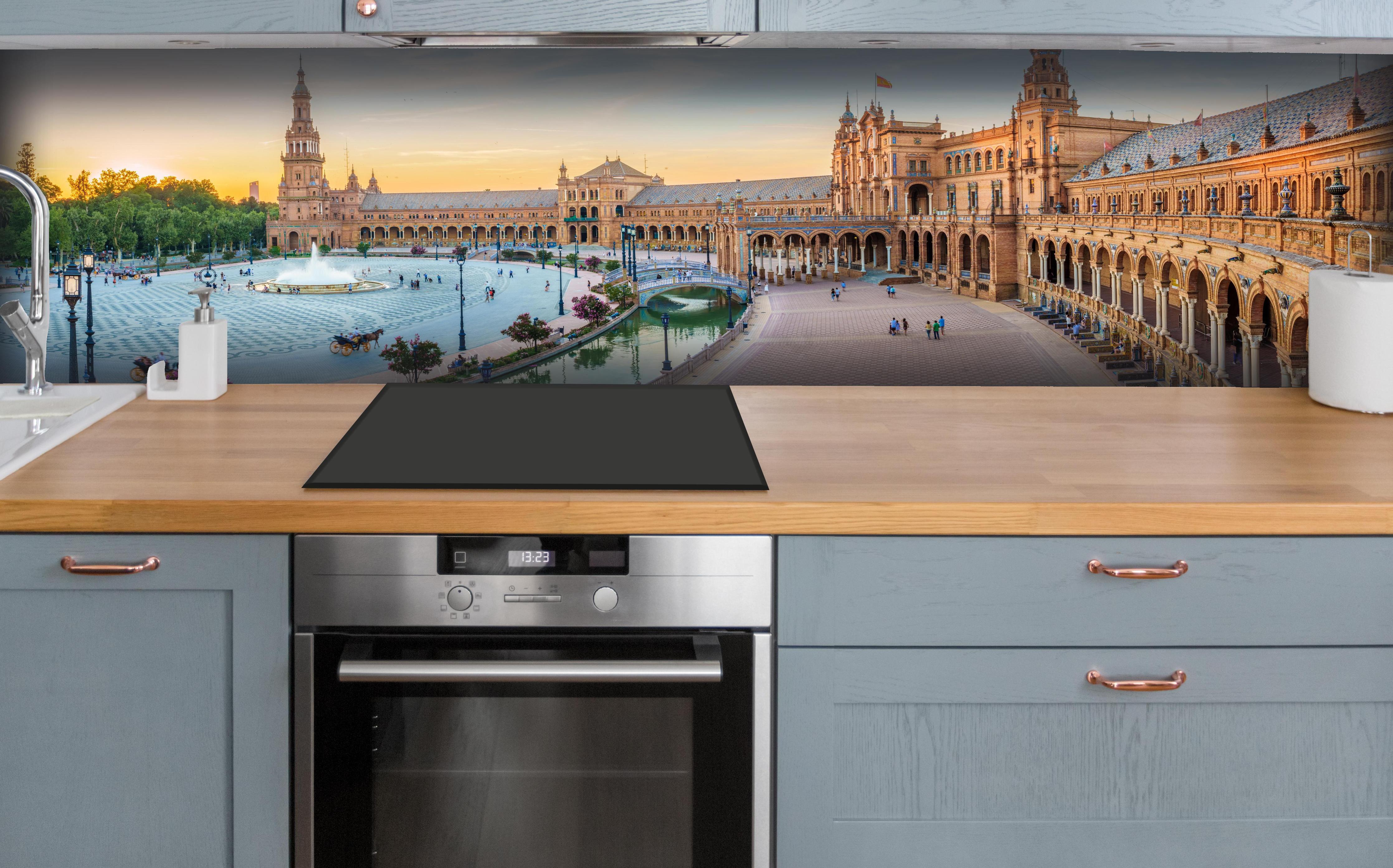 Küche - Plaza Espana Panorama in Abenddämmerung hinter weißen Hochglanz-Küchenregalen und schwarzem Wasserhahn