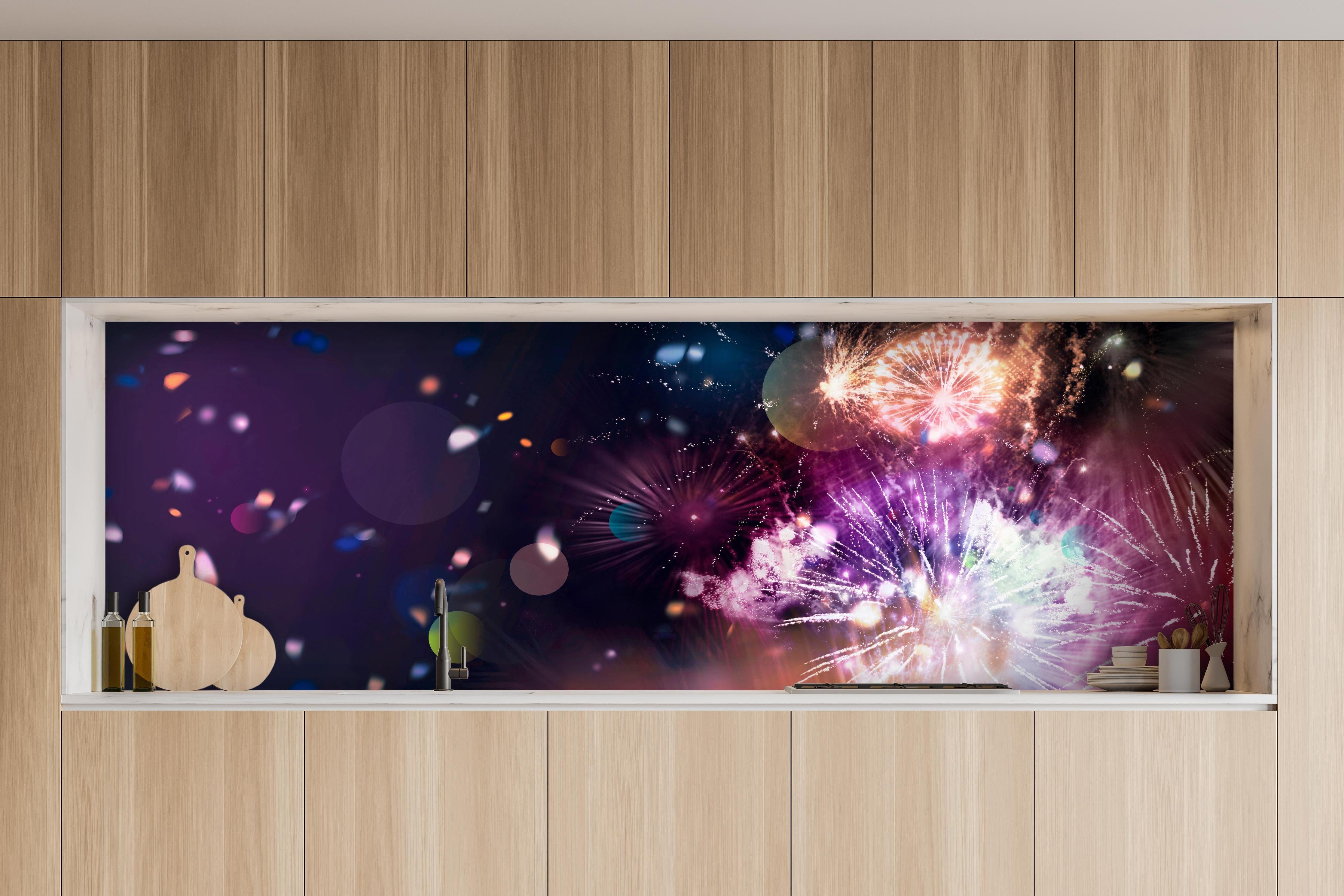 Küche - Prachtvolles Feuerwerk und schillerndes Konfetti hinter weißen Hochglanz-Küchenregalen und schwarzem Wasserhahn