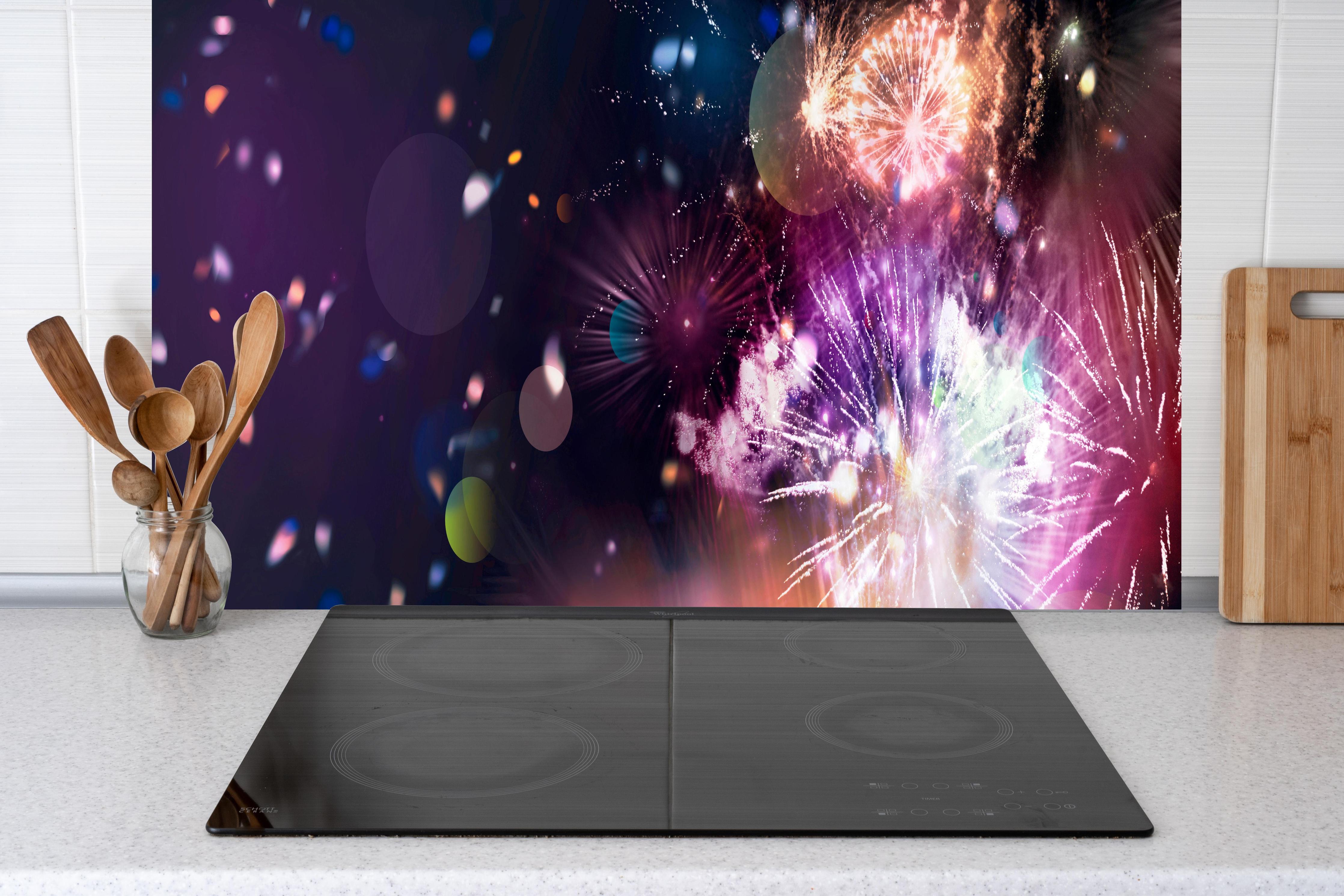 Küche - Prachtvolles Feuerwerk und schillerndes Konfetti hinter weißen Hochglanz-Küchenregalen und schwarzem Wasserhahn