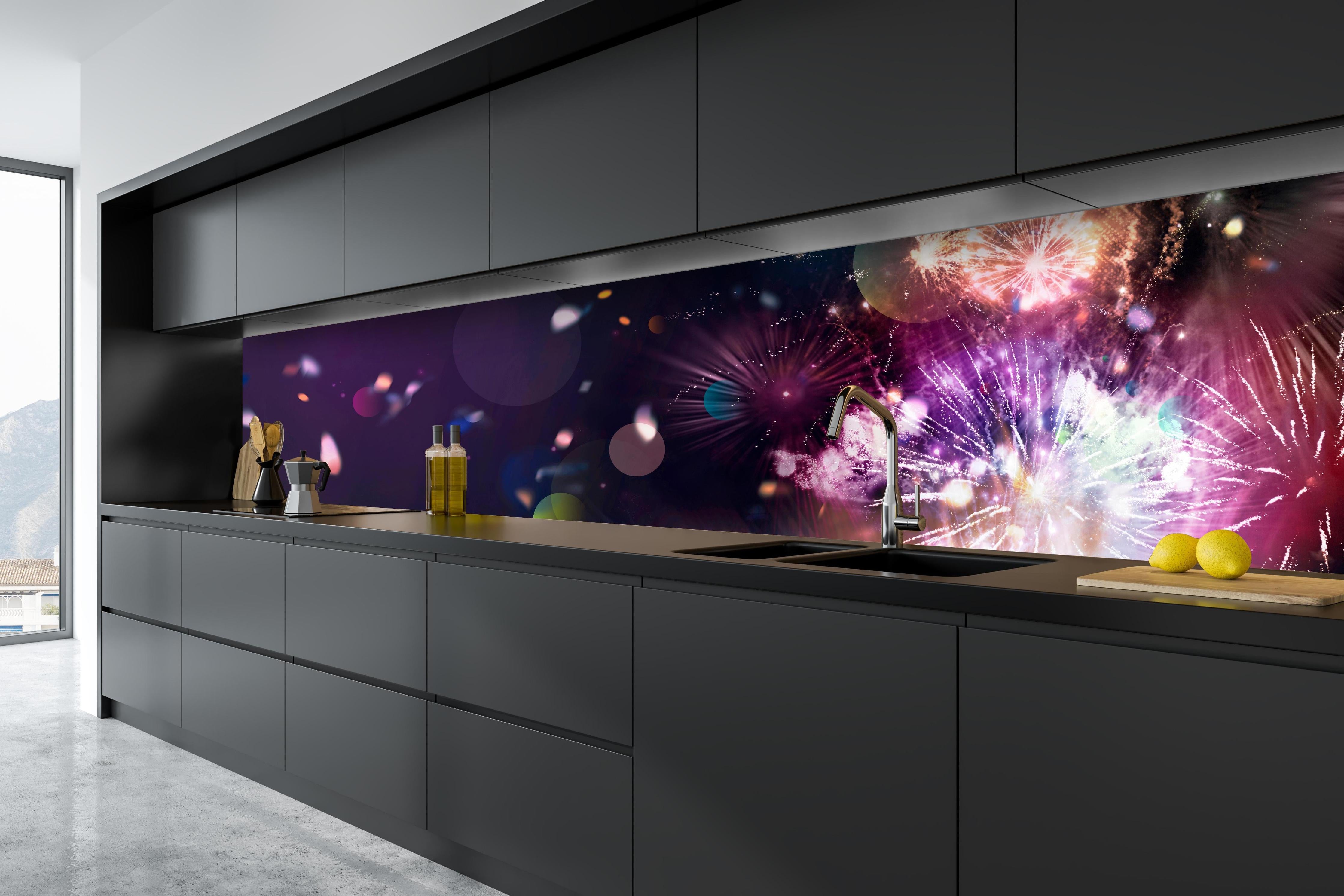 Küche - Prachtvolles Feuerwerk und schillerndes Konfetti hinter weißen Hochglanz-Küchenregalen und schwarzem Wasserhahn