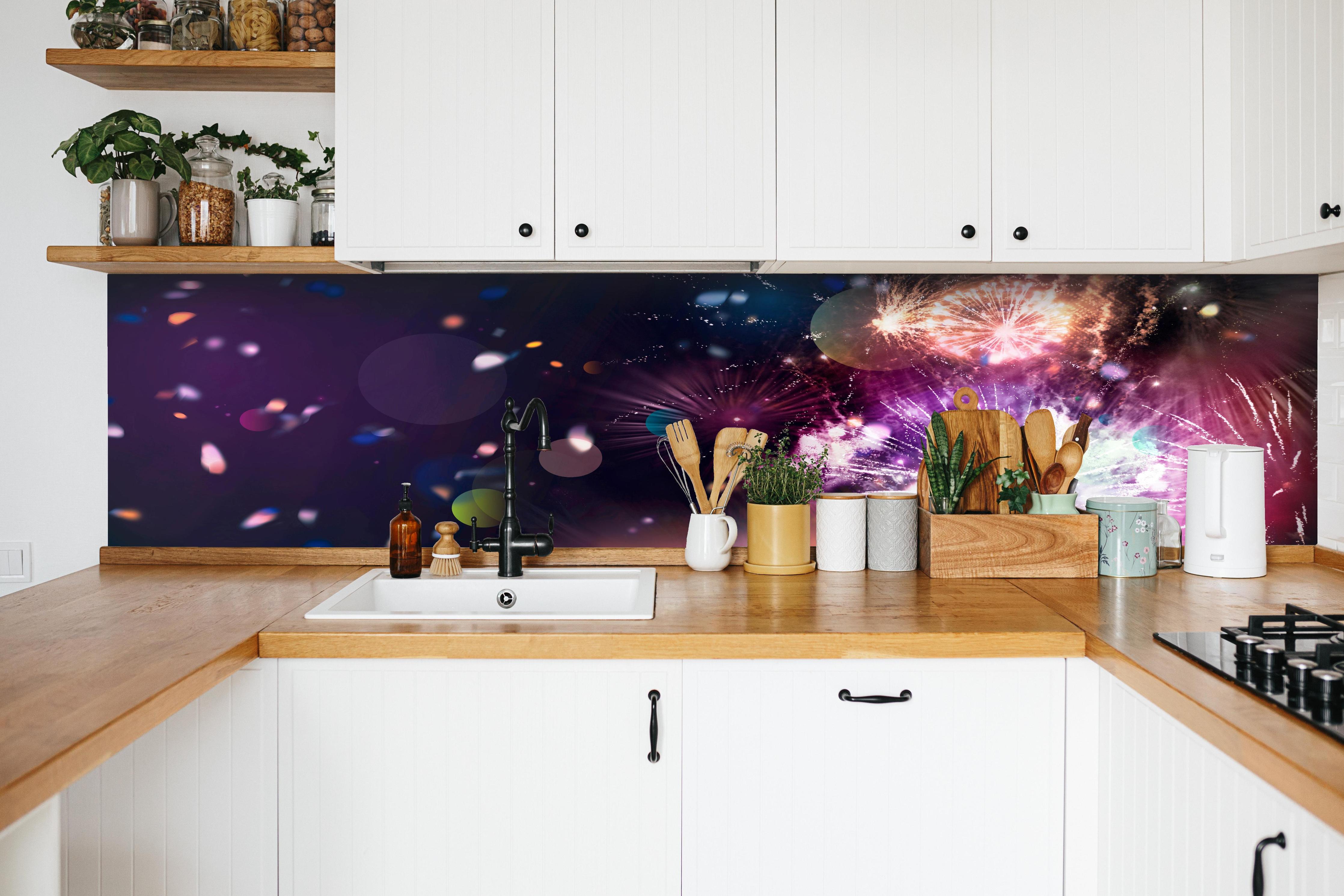 Küche - Prachtvolles Feuerwerk und schillerndes Konfetti hinter weißen Hochglanz-Küchenregalen und schwarzem Wasserhahn