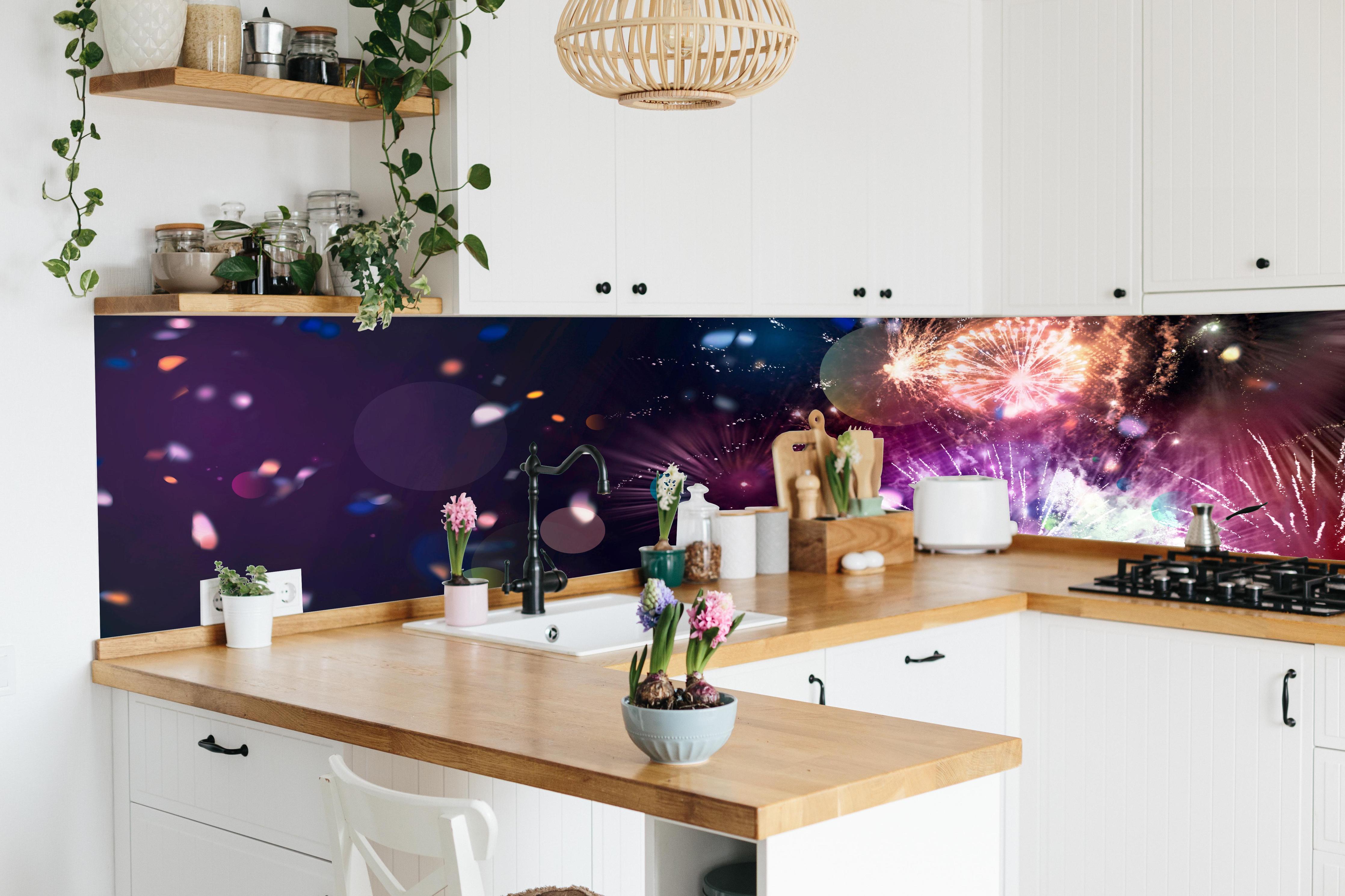 Küche - Prachtvolles Feuerwerk und schillerndes Konfetti hinter weißen Hochglanz-Küchenregalen und schwarzem Wasserhahn