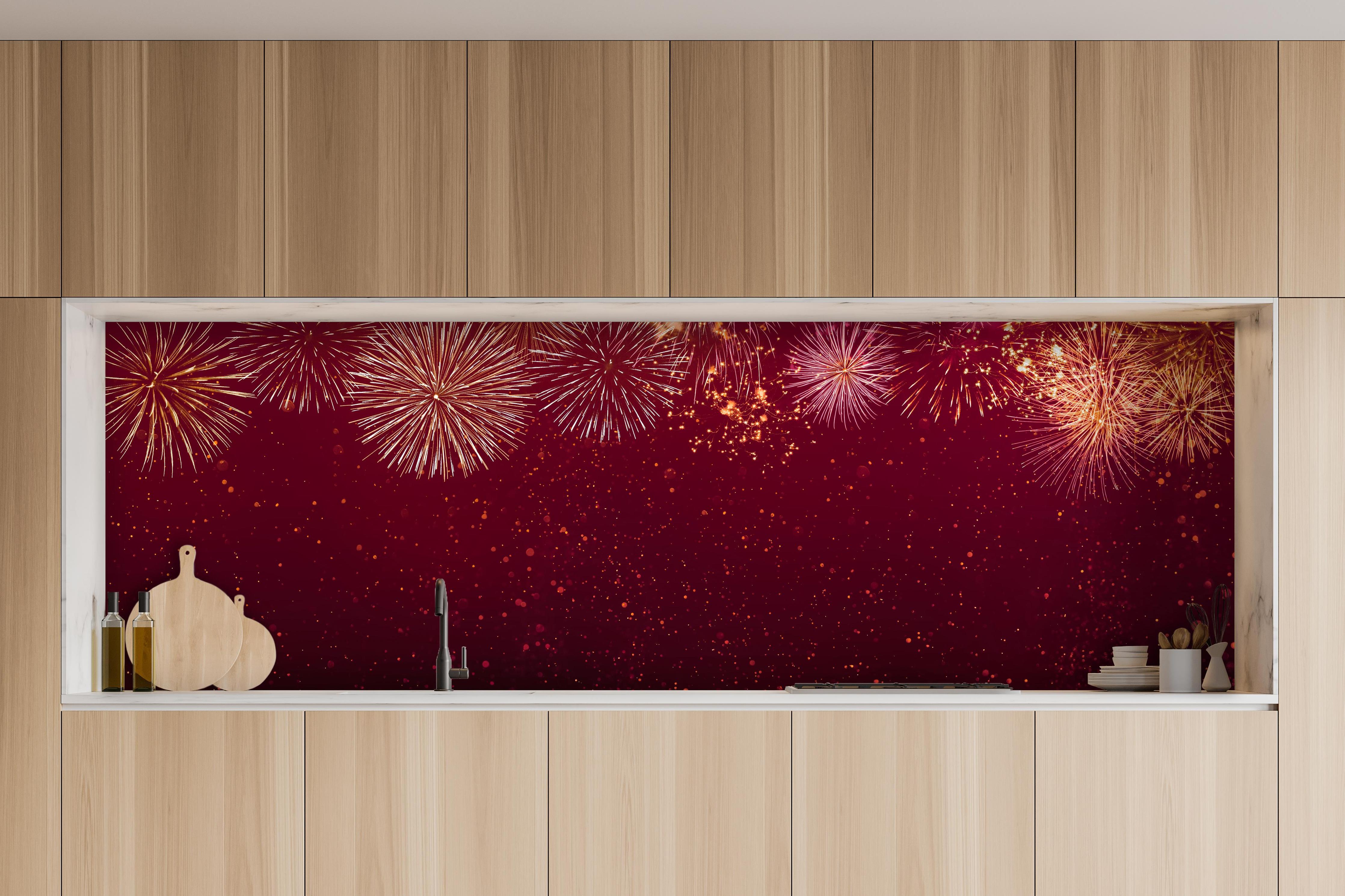 Küche - Prächtiges Feuerwerk Hintergrund Rot hinter weißen Hochglanz-Küchenregalen und schwarzem Wasserhahn
