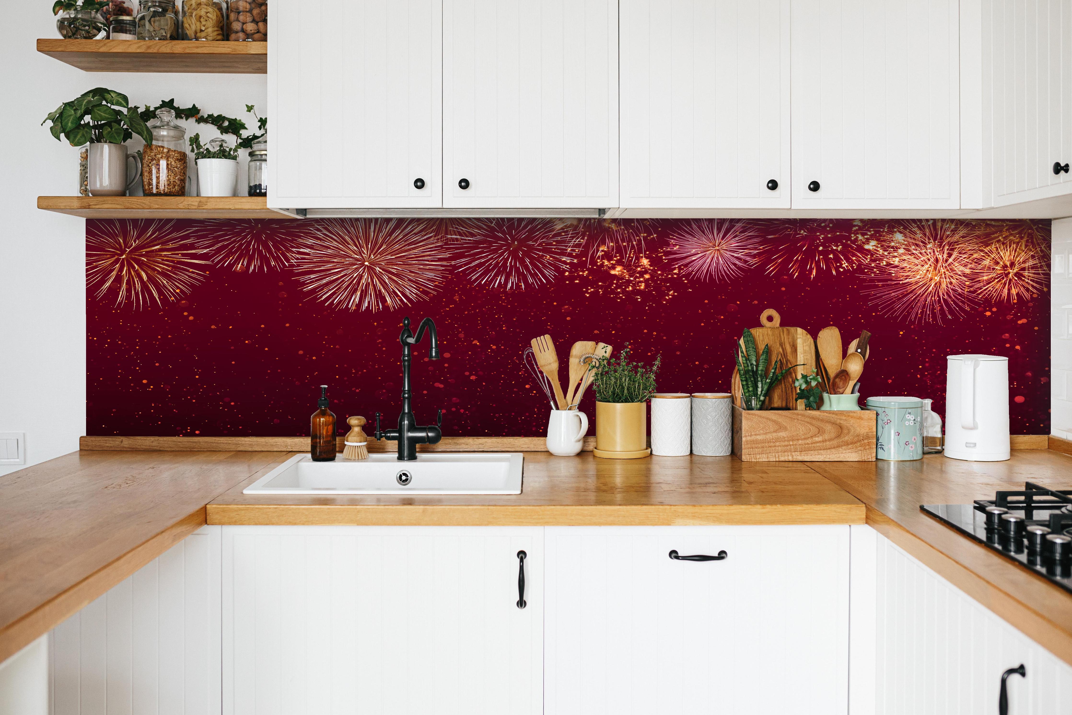 Küche - Prächtiges Feuerwerk Hintergrund Rot hinter weißen Hochglanz-Küchenregalen und schwarzem Wasserhahn