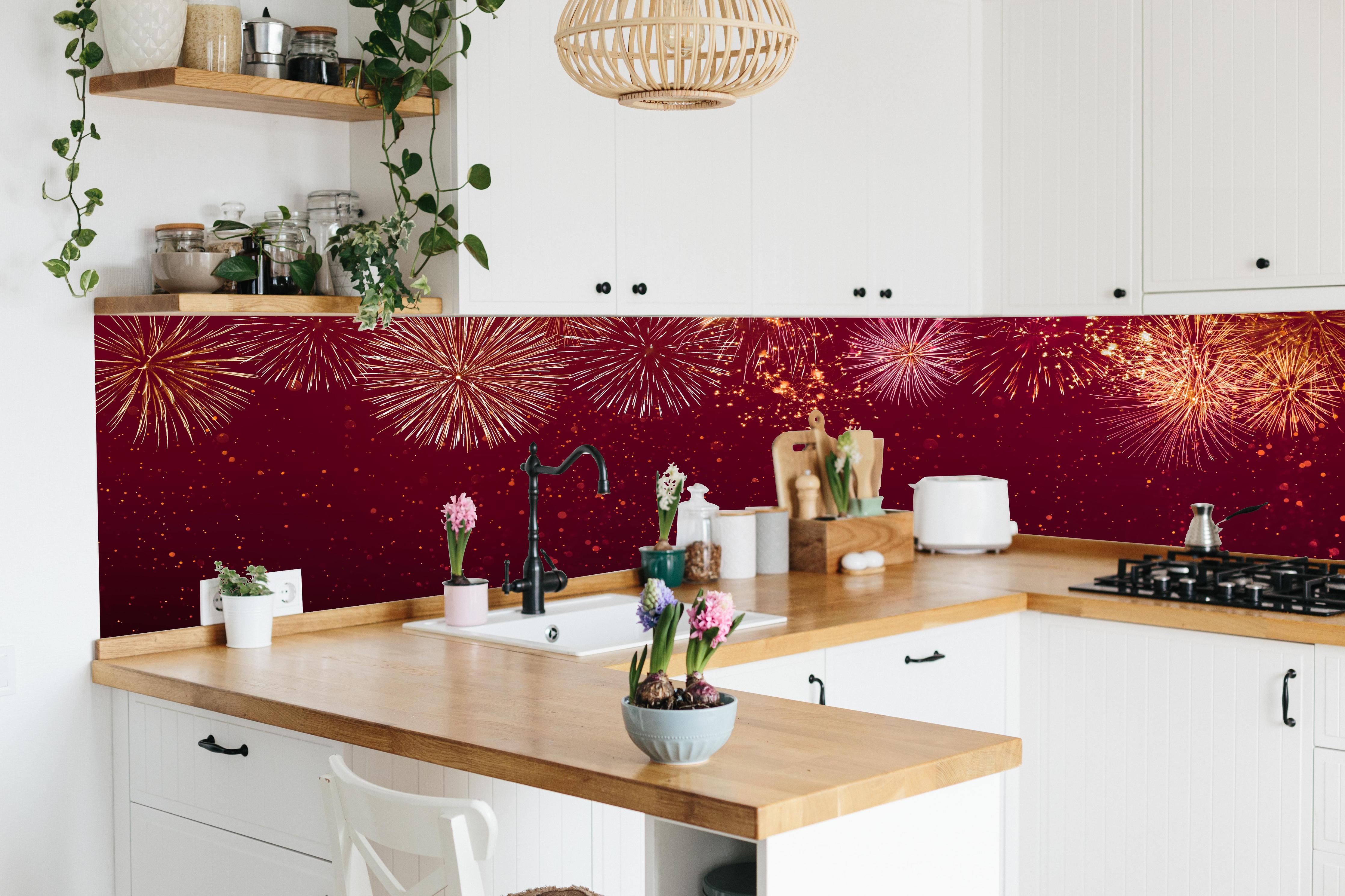 Küche - Prächtiges Feuerwerk Hintergrund Rot hinter weißen Hochglanz-Küchenregalen und schwarzem Wasserhahn