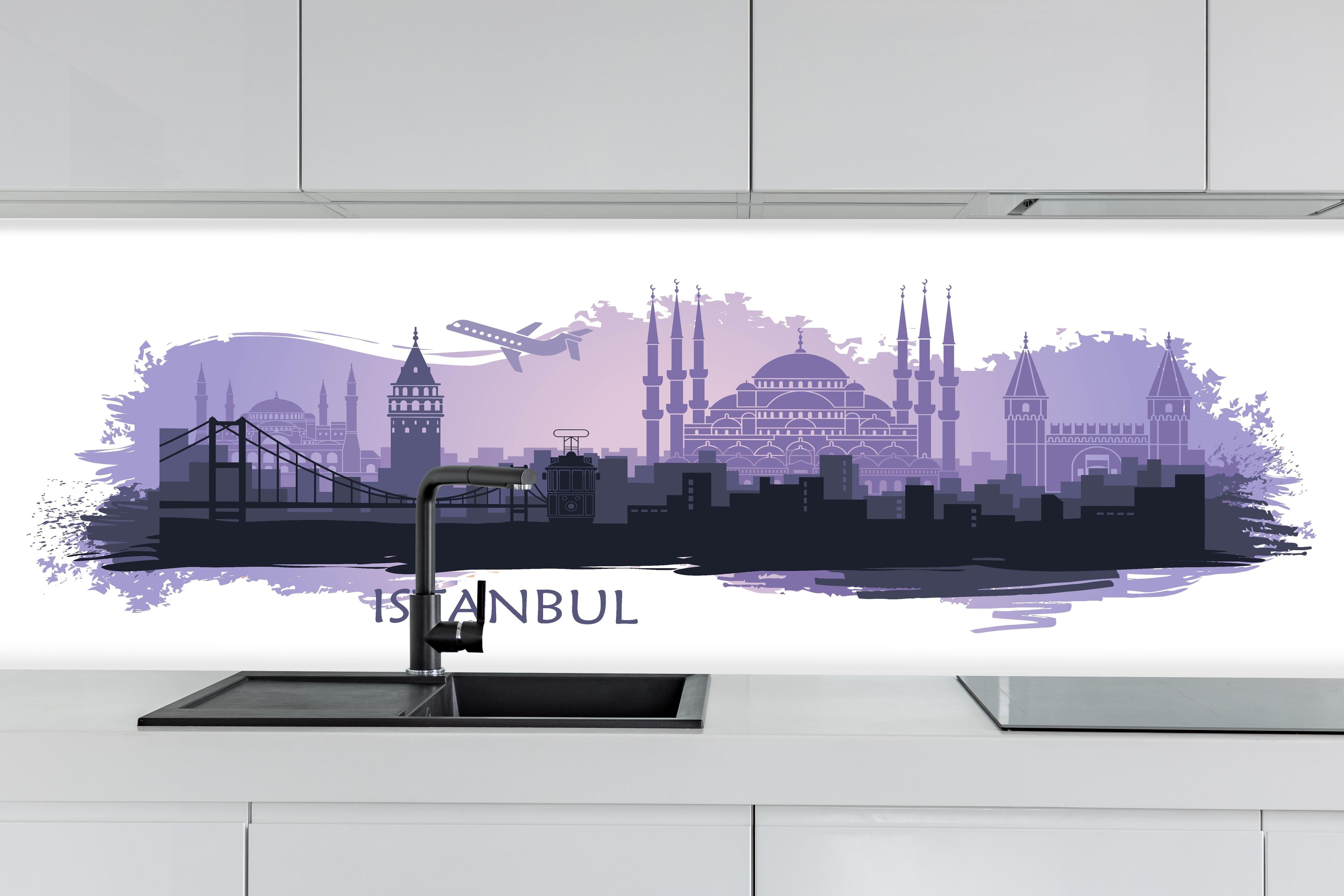 Küche - Purpur Skyline Istanbul mit Wahrzeichen hinter weißen Hochglanz-Küchenregalen und schwarzem Wasserhahn