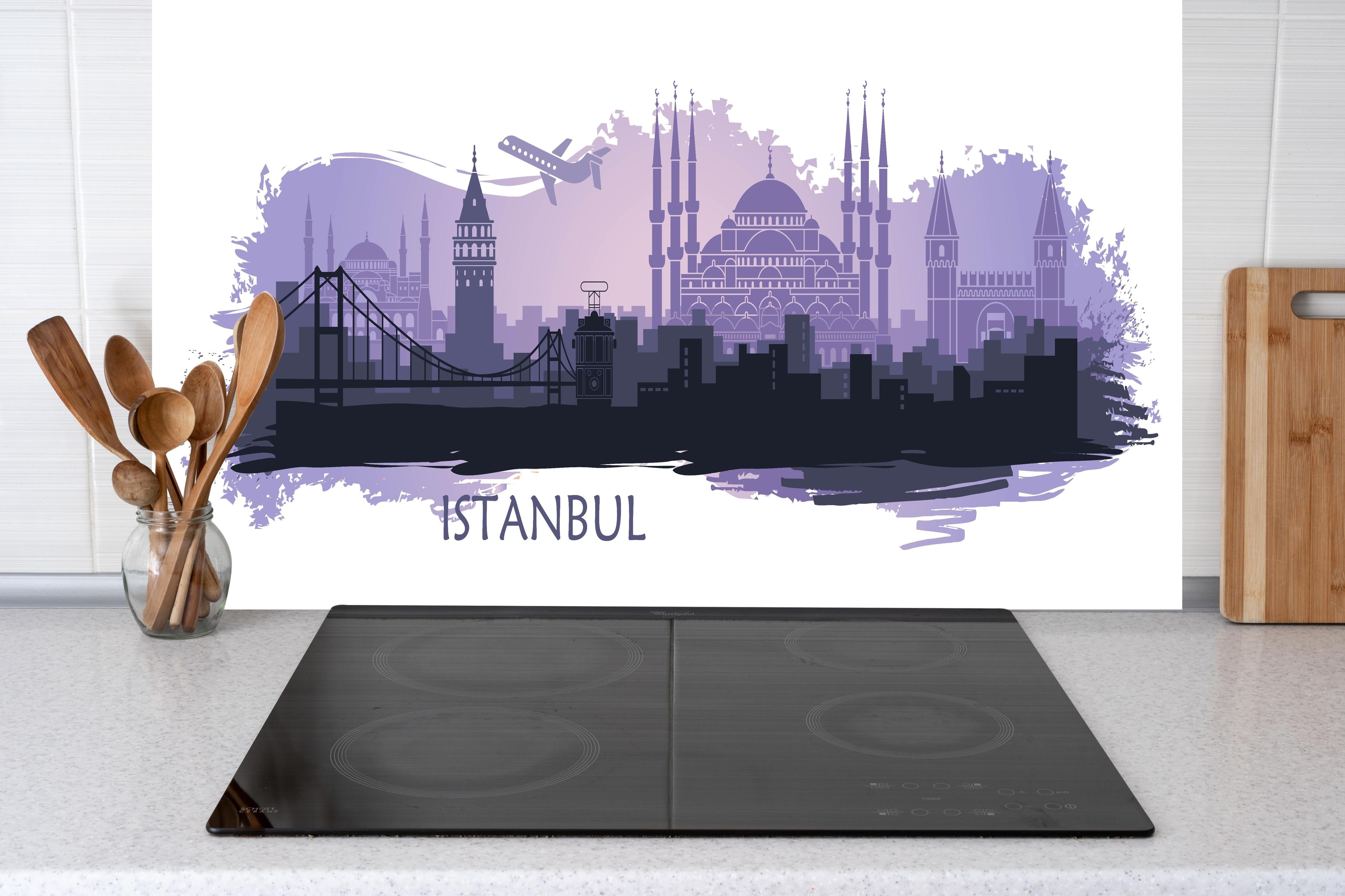 Küche - Purpur Skyline Istanbul mit Wahrzeichen hinter weißen Hochglanz-Küchenregalen und schwarzem Wasserhahn
