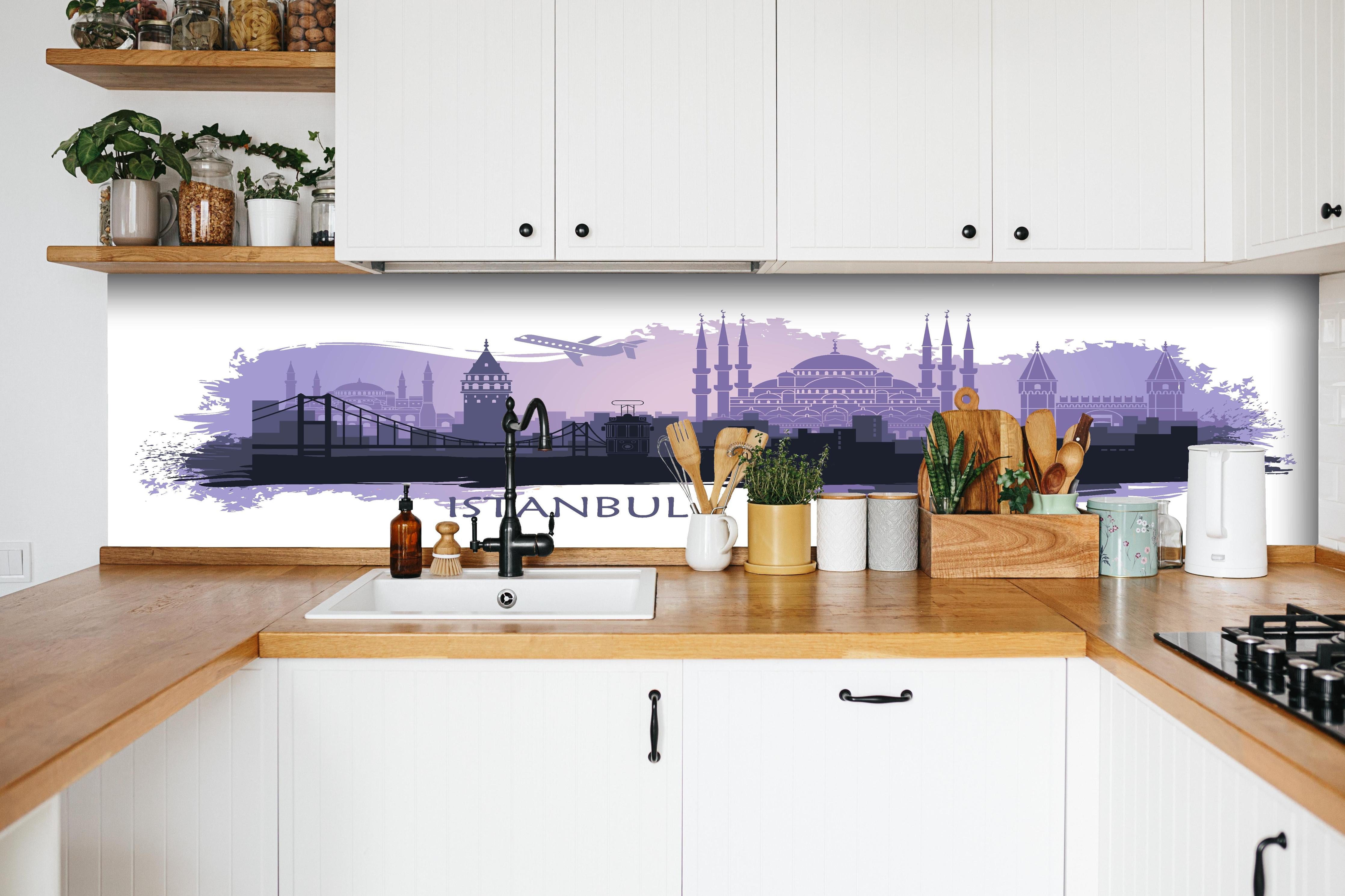 Küche - Purpur Skyline Istanbul mit Wahrzeichen hinter weißen Hochglanz-Küchenregalen und schwarzem Wasserhahn