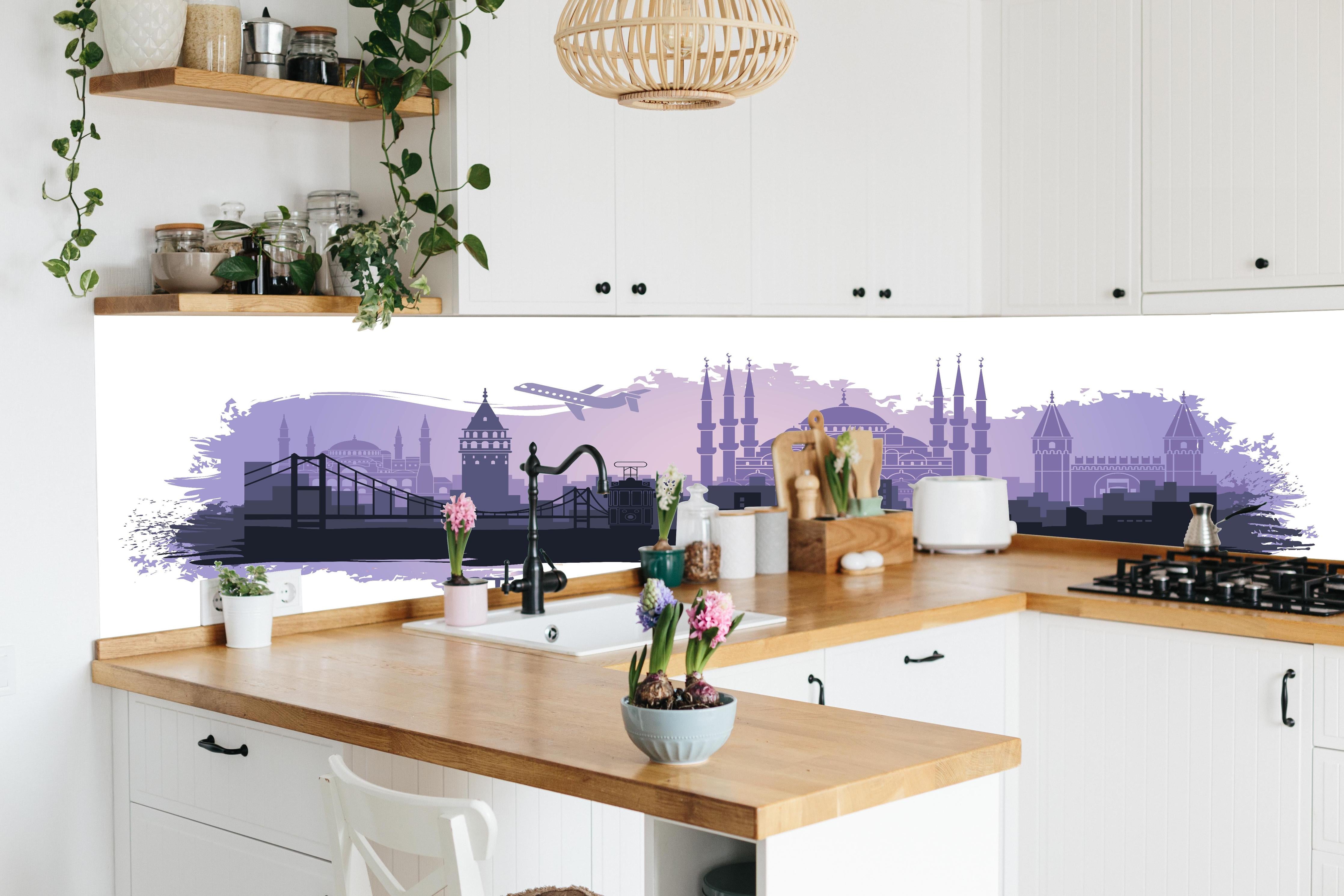 Küche - Purpur Skyline Istanbul mit Wahrzeichen hinter weißen Hochglanz-Küchenregalen und schwarzem Wasserhahn