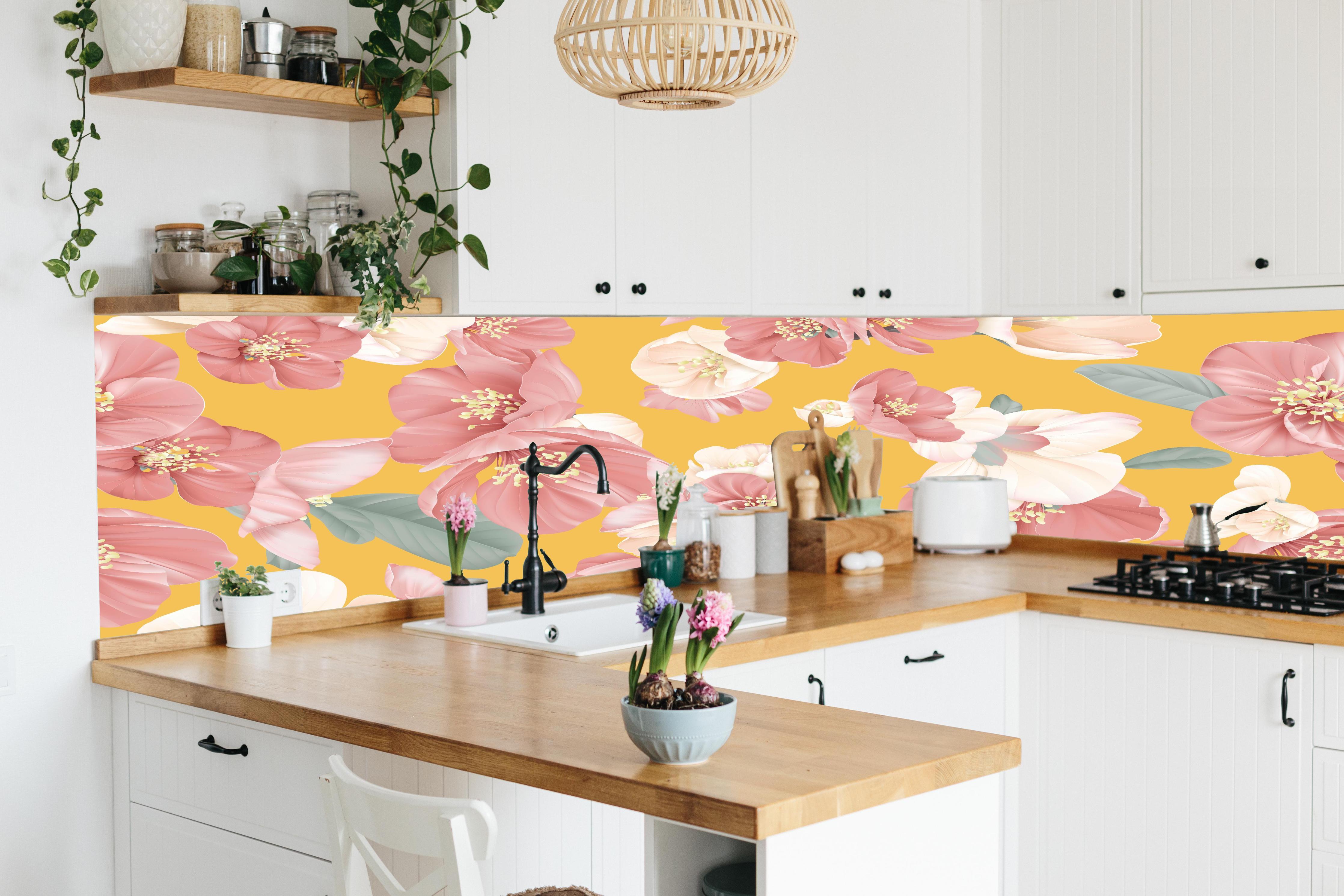 Küche - Quince Flowers Nahtloses Muster Pastellgelb hinter weißen Hochglanz-Küchenregalen und schwarzem Wasserhahn